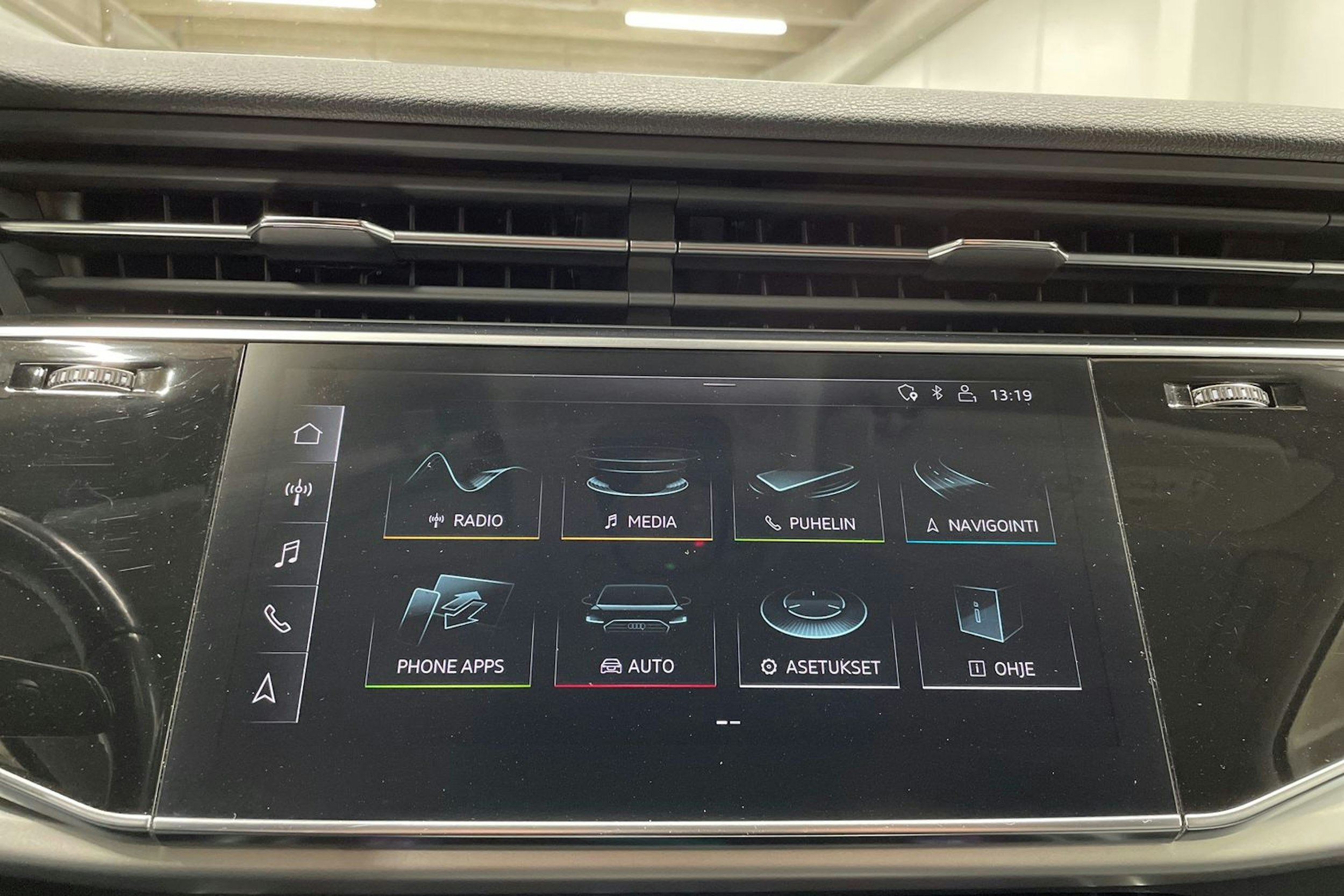 Punainen Audi Q7 2020 kuva 17.