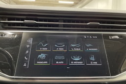 Punainen Audi Q7 2020 kuva 17.