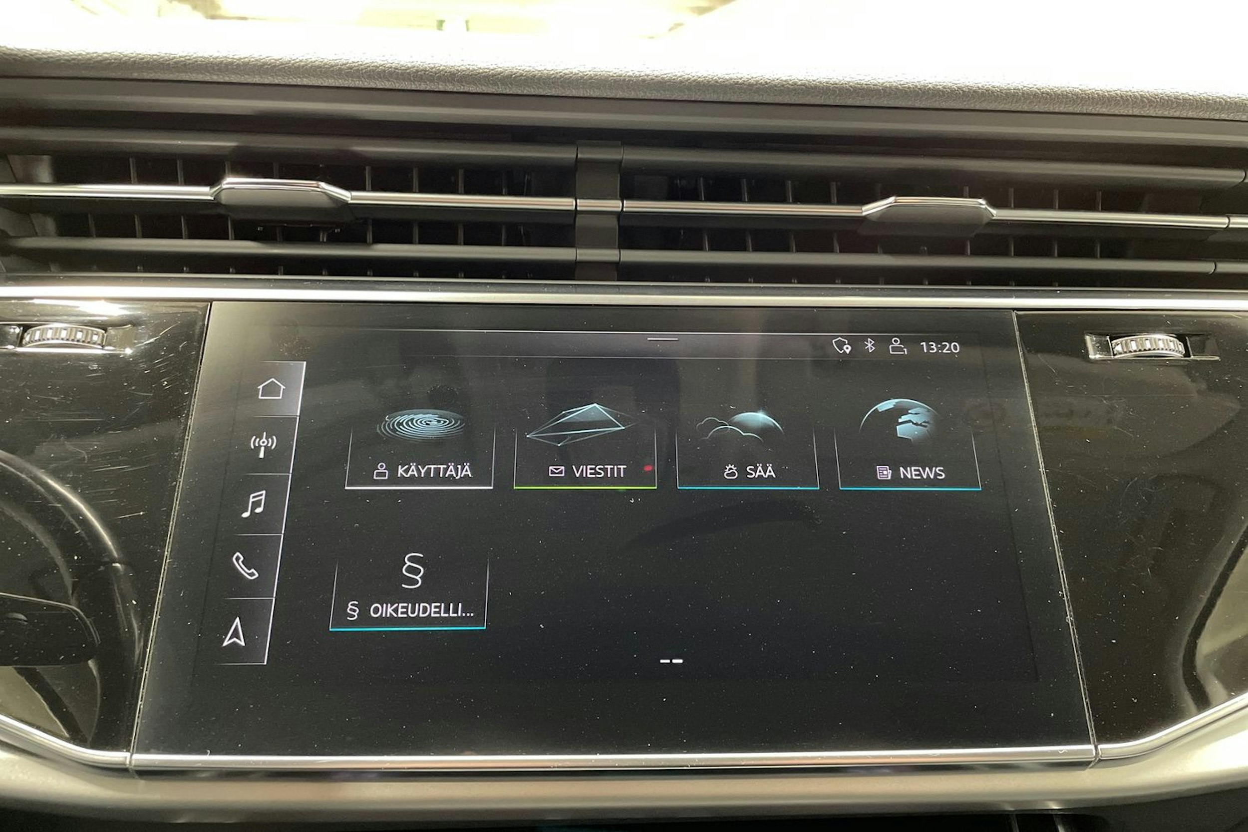 Punainen Audi Q7 2020 kuva 18.