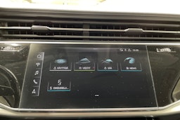 Punainen Audi Q7 2020 kuva 18.