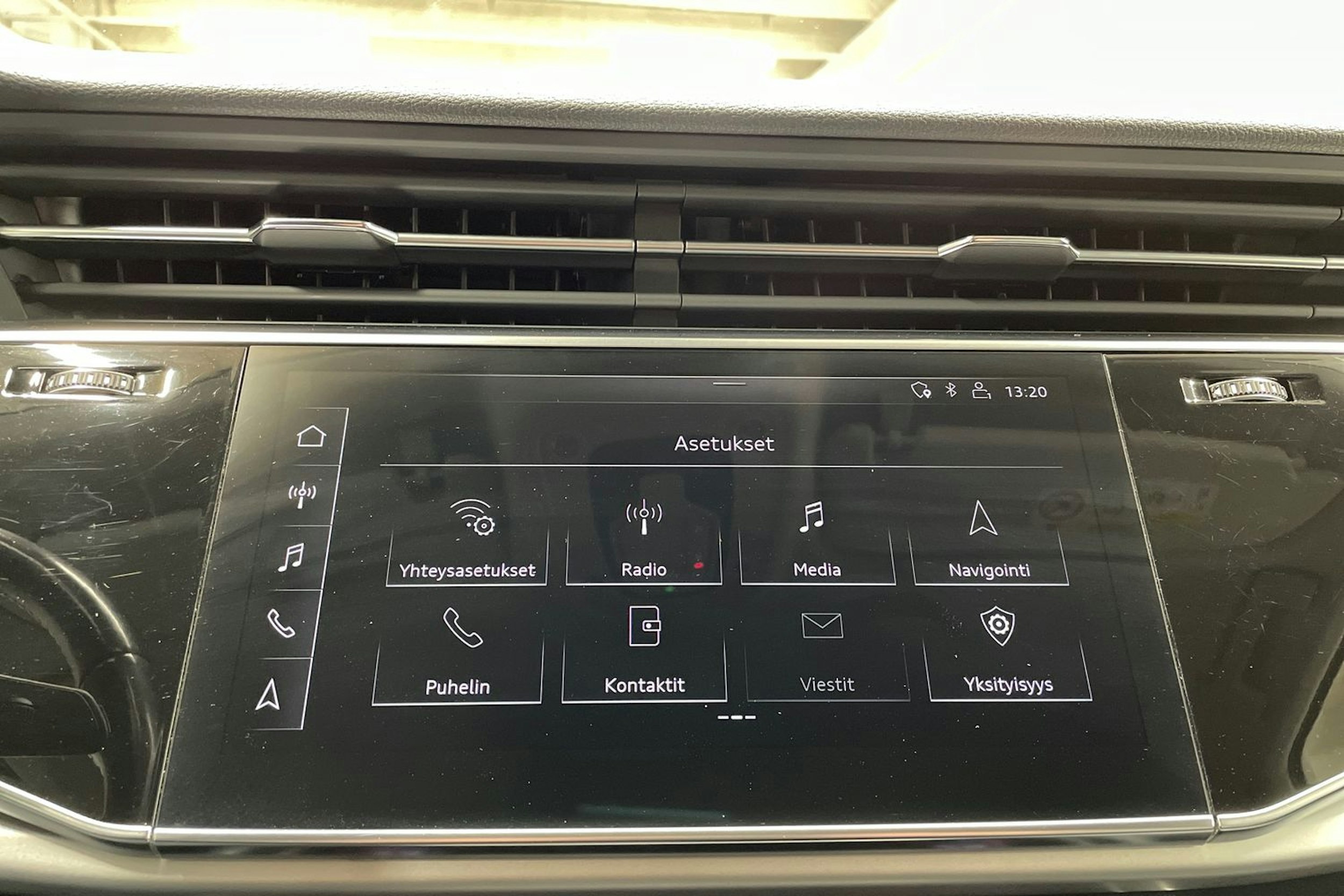 Punainen Audi Q7 2020 kuva 20.