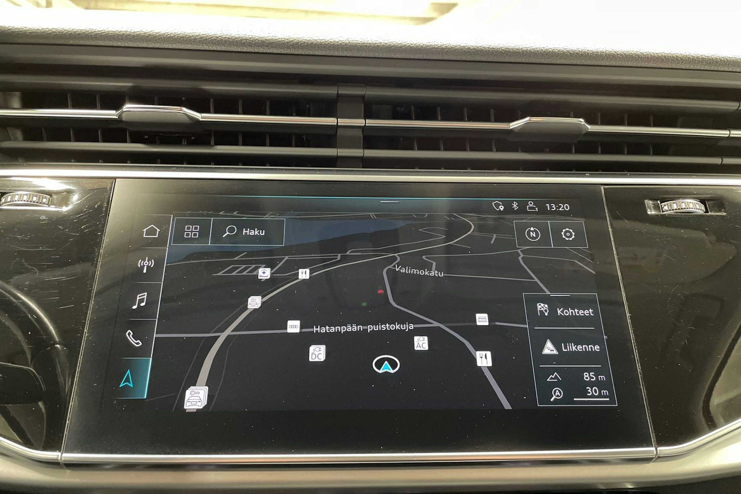 Punainen Audi Q7 2020 kuva 21.