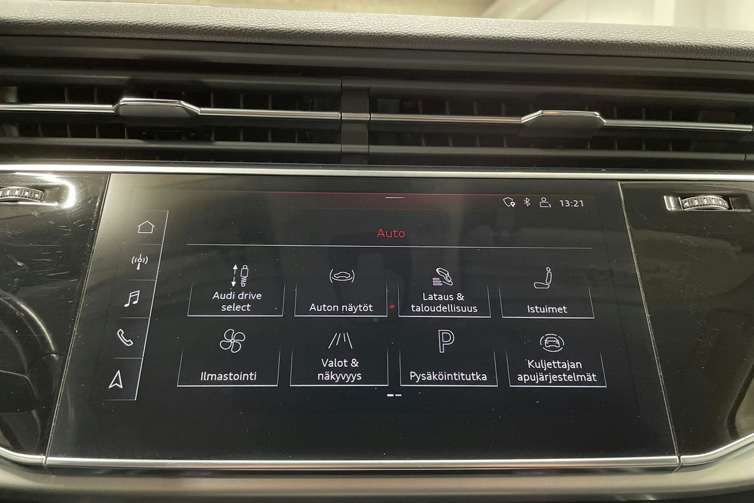 Punainen Audi Q7 2020 kuva 22.