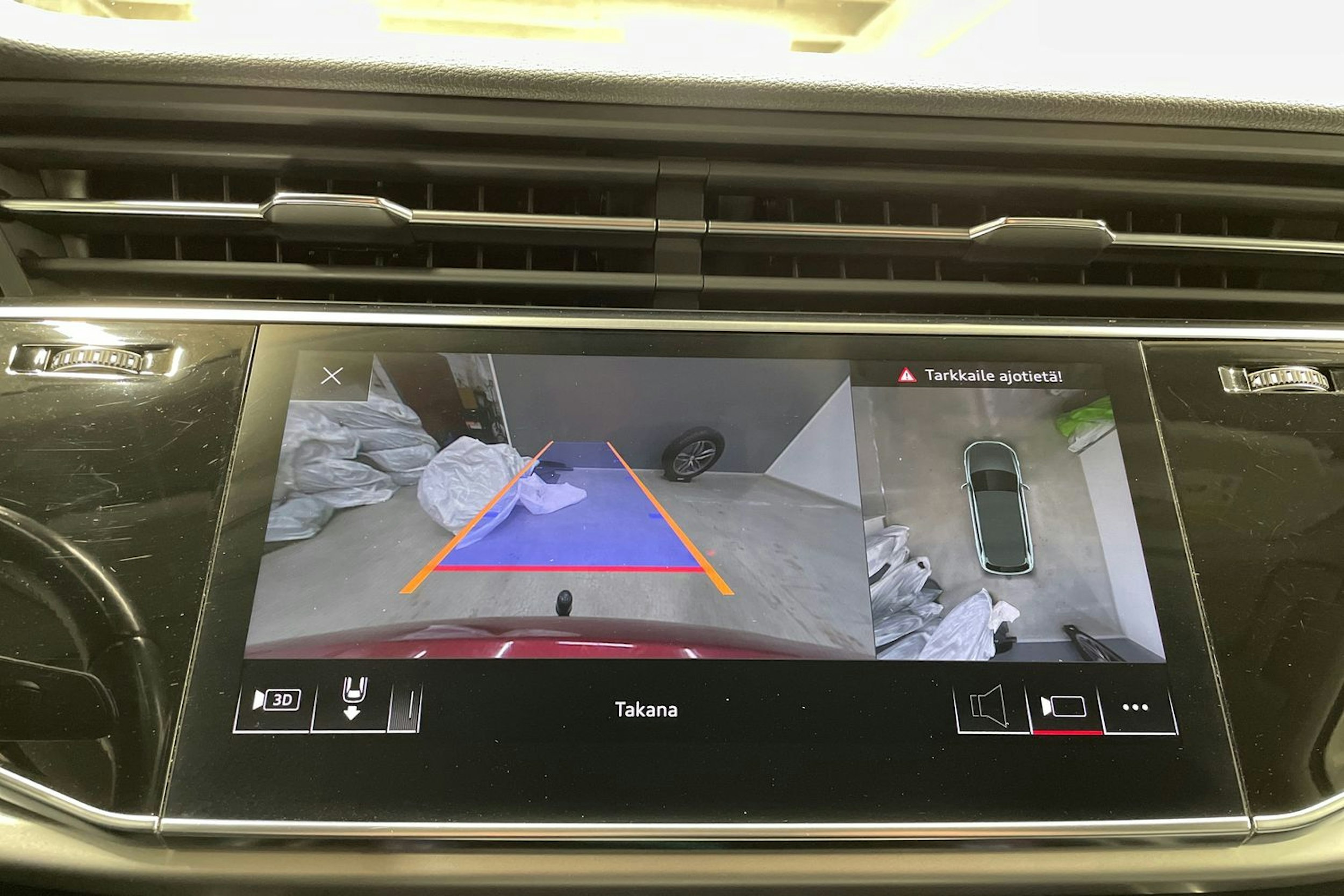 Punainen Audi Q7 2020 kuva 23.