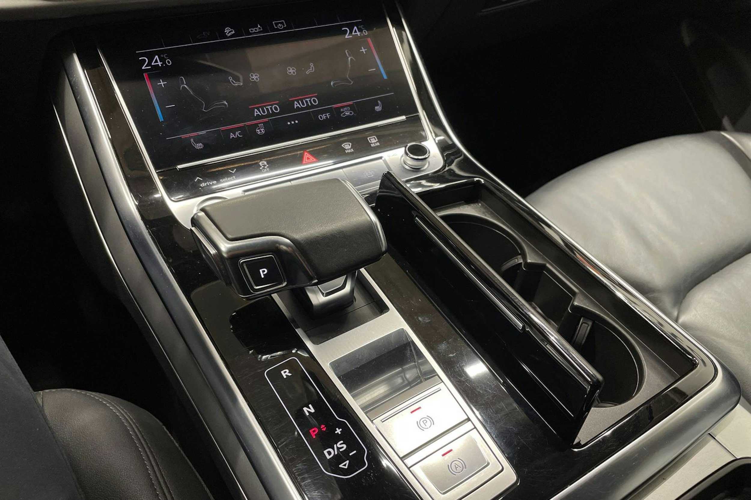 Punainen Audi Q7 2020 kuva 26.