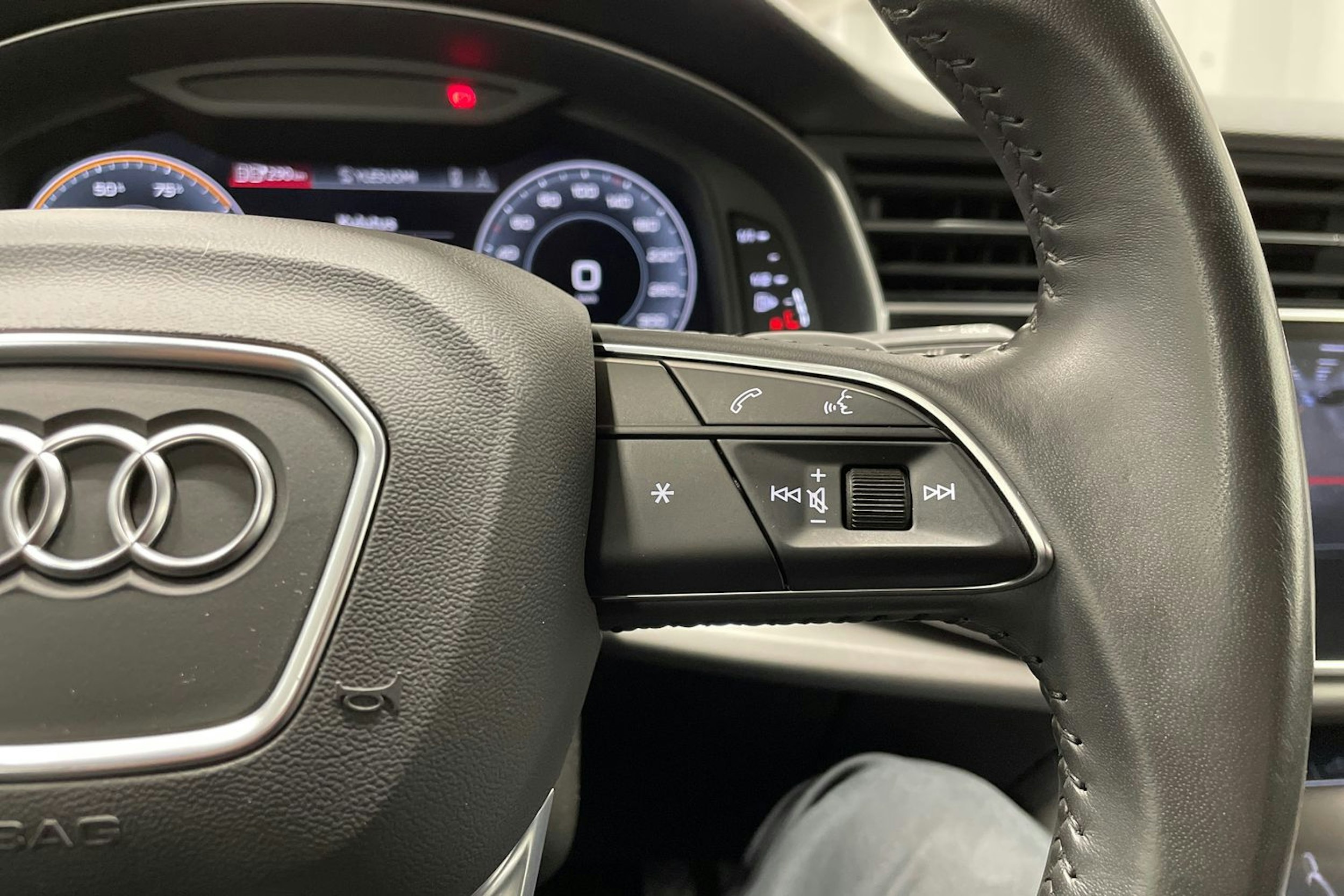 Punainen Audi Q7 2020 kuva 29.