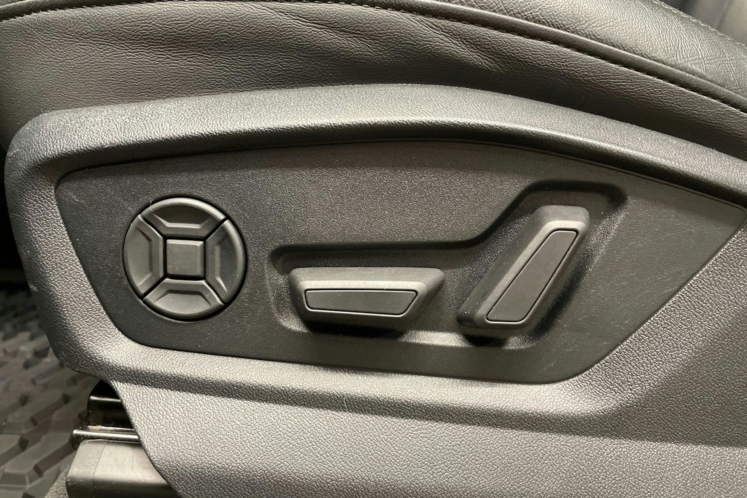 Punainen Audi Q7 2020 kuva 32.