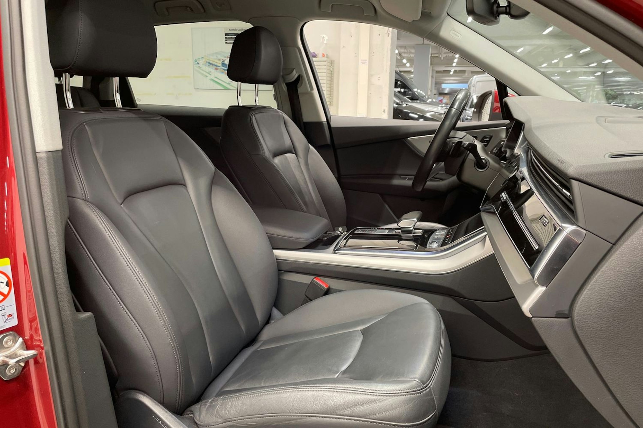 Punainen Audi Q7 2020 kuva 34.