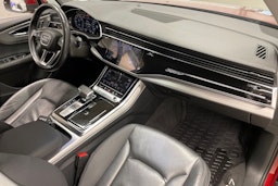 Punainen Audi Q7 2020 kuva 35.