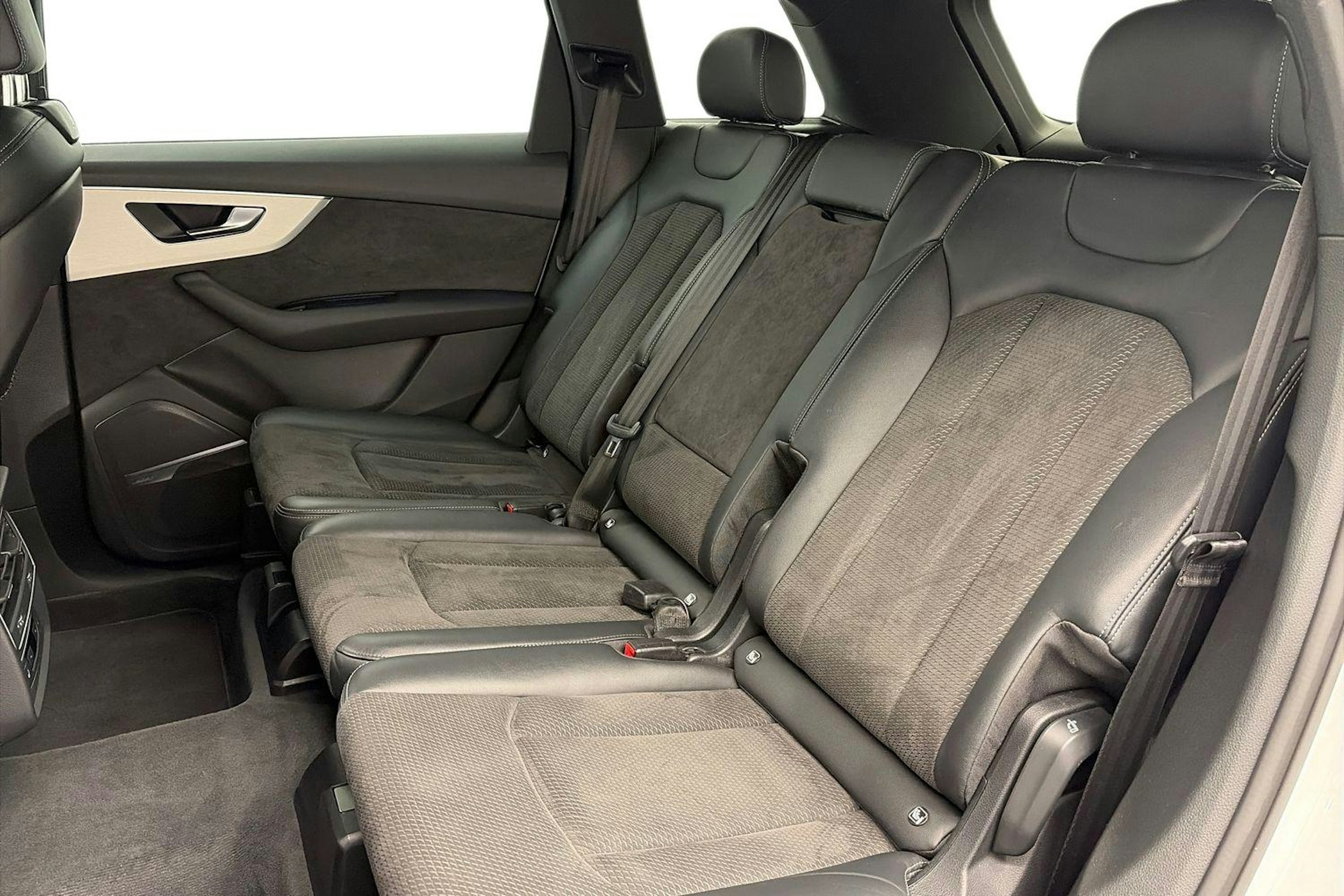 valkoinen Audi Q7 2020 kuva 10.