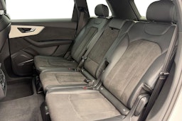 valkoinen Audi Q7 2020 kuva 10.
