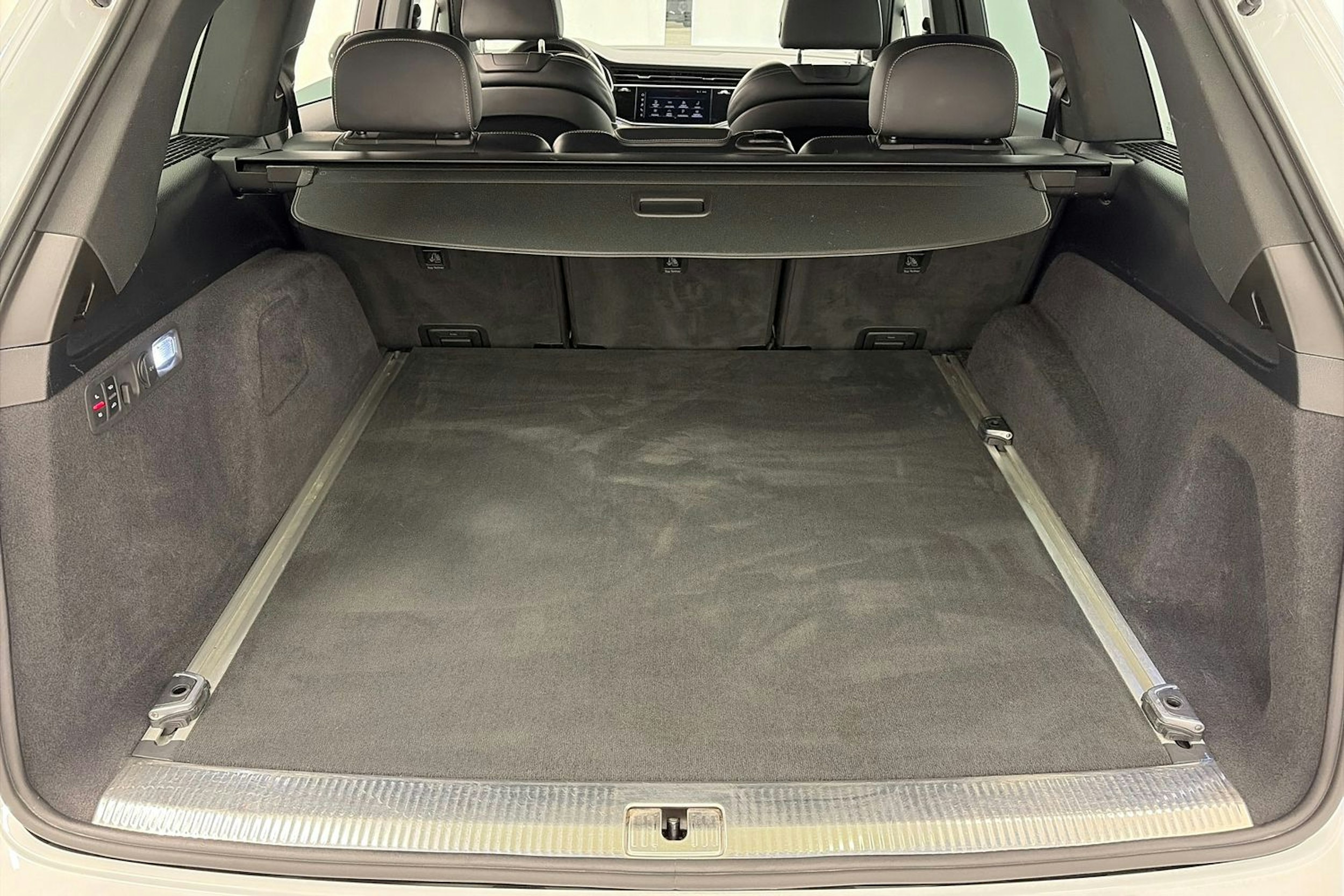 valkoinen Audi Q7 2020 kuva 13.
