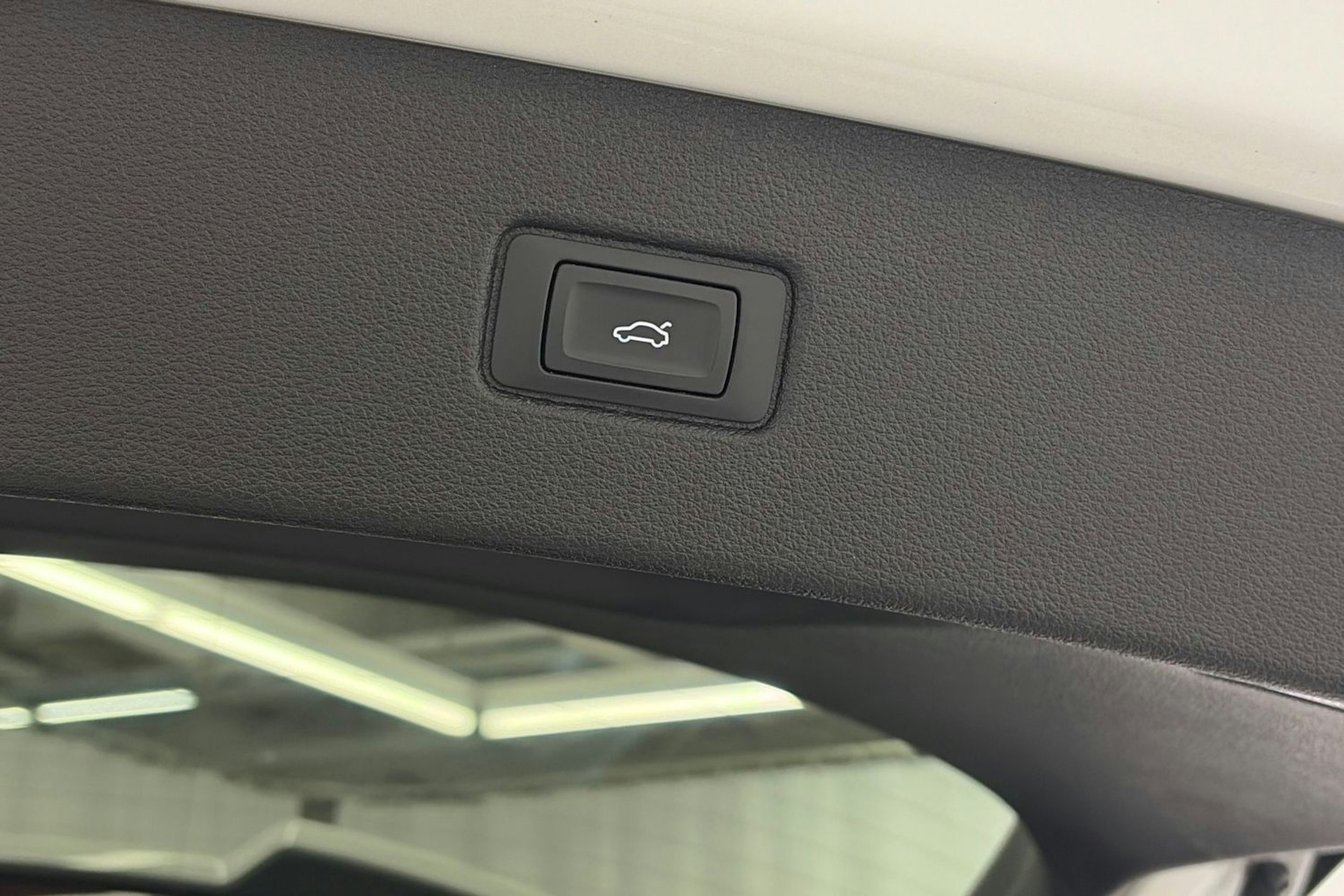 valkoinen Audi Q7 2020 kuva 14.