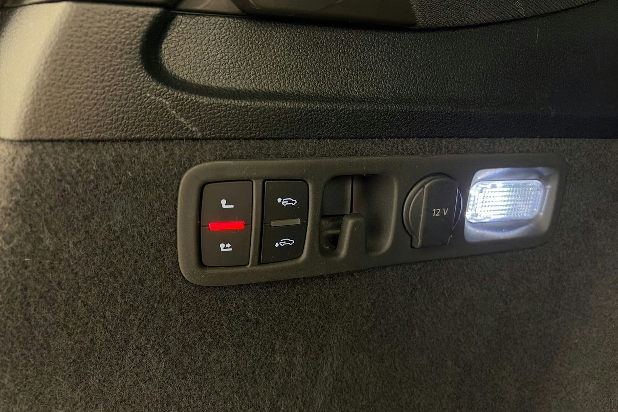 valkoinen Audi Q7 2020 kuva 15.