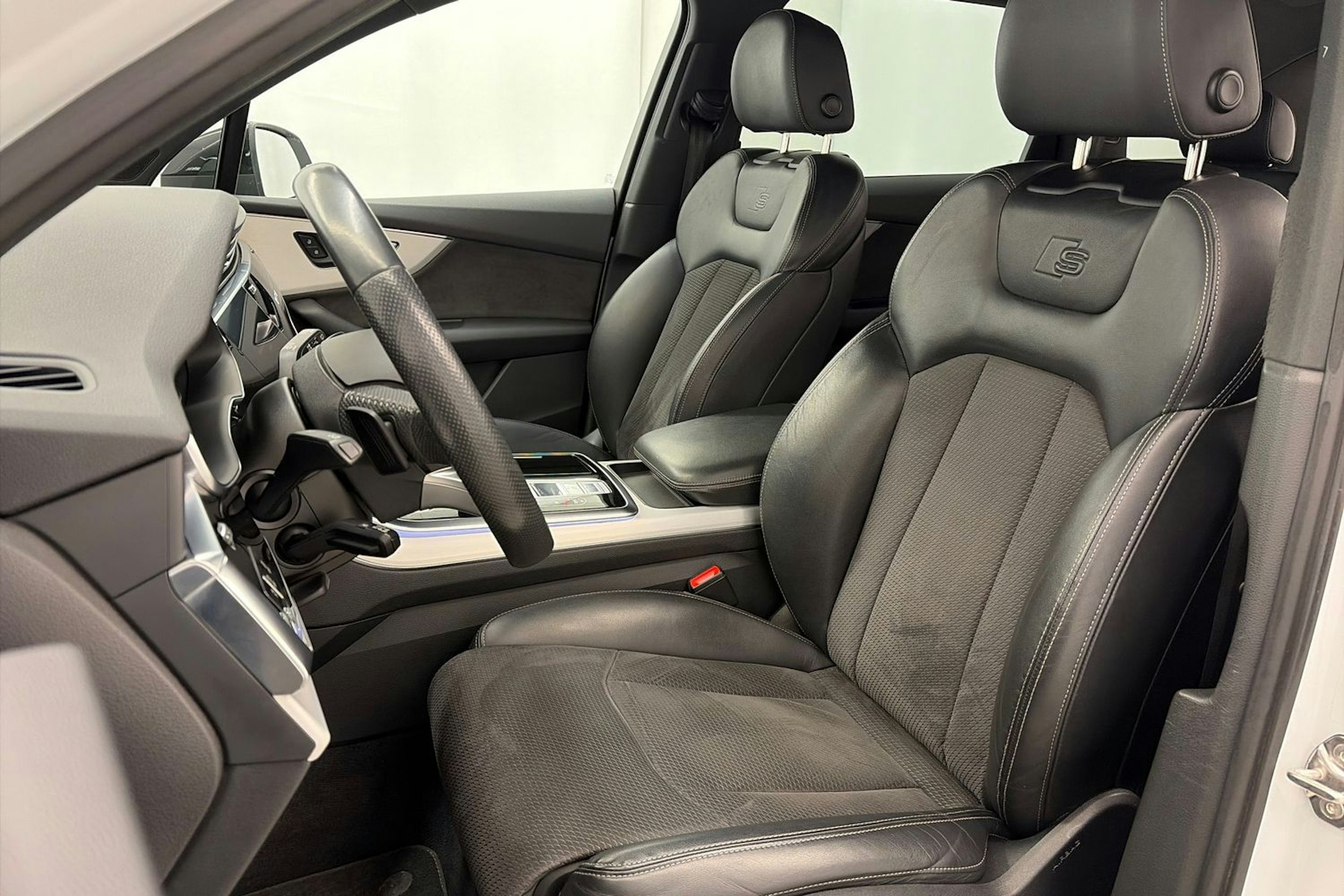 valkoinen Audi Q7 2020 kuva 16.