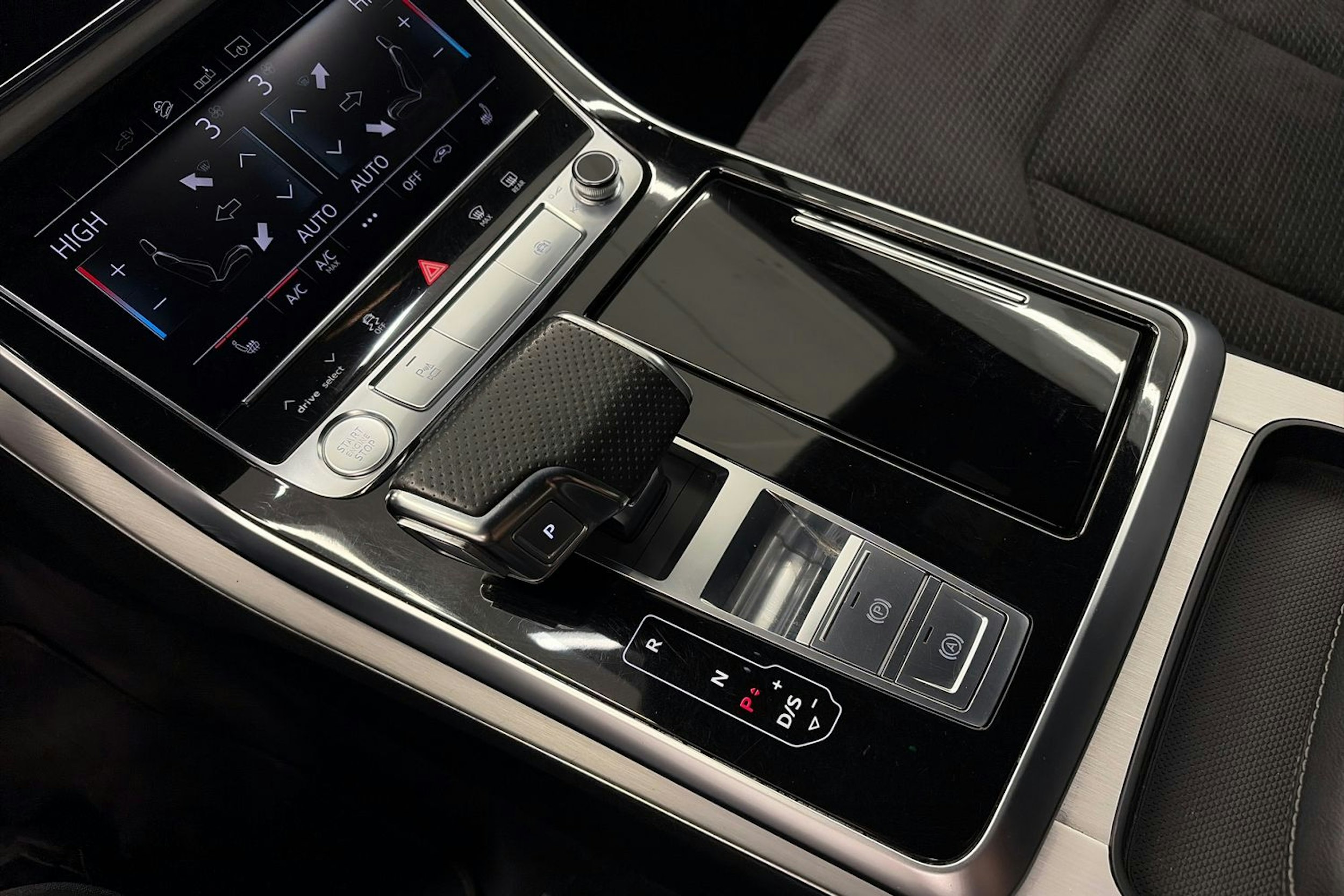 valkoinen Audi Q7 2020 kuva 29.