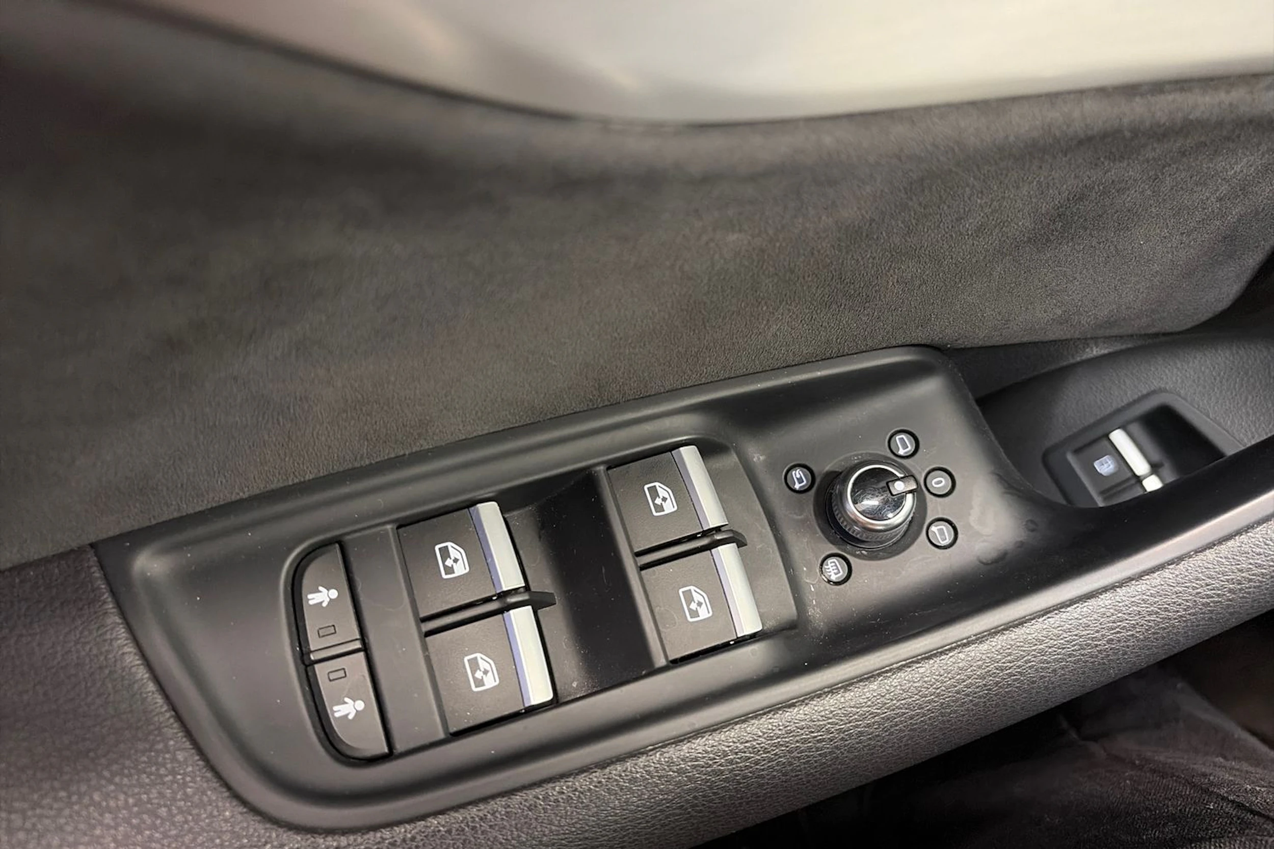 valkoinen Audi Q7 2020 kuva 32.