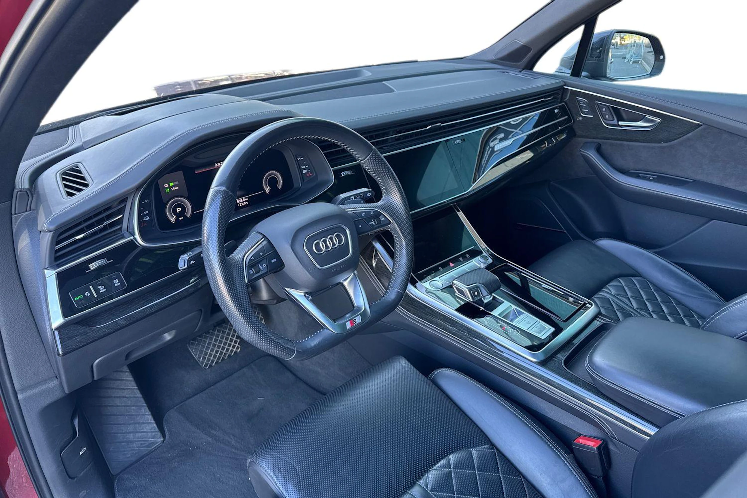 punainen Audi Q7 2020 kuva 3.