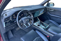 punainen Audi Q7 2020 kuva 3.
