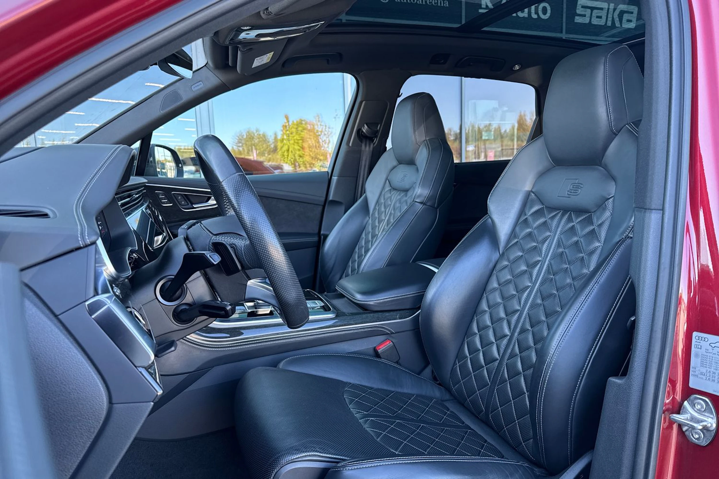 punainen Audi Q7 2020 kuva 4.