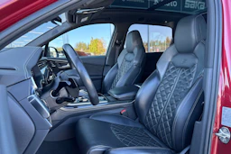 punainen Audi Q7 2020 kuva 4.