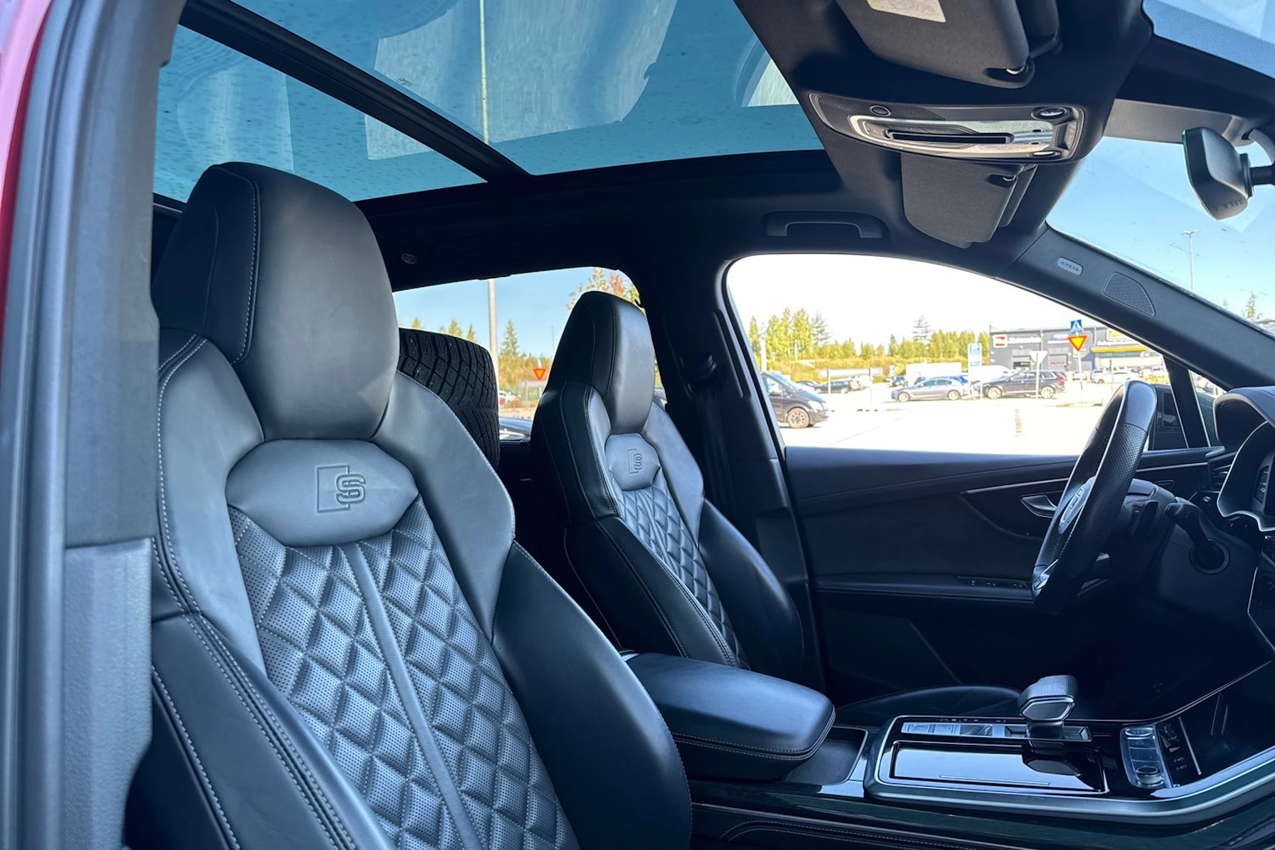 punainen Audi Q7 2020 kuva 5.