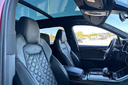 punainen Audi Q7 2020 kuva 5.