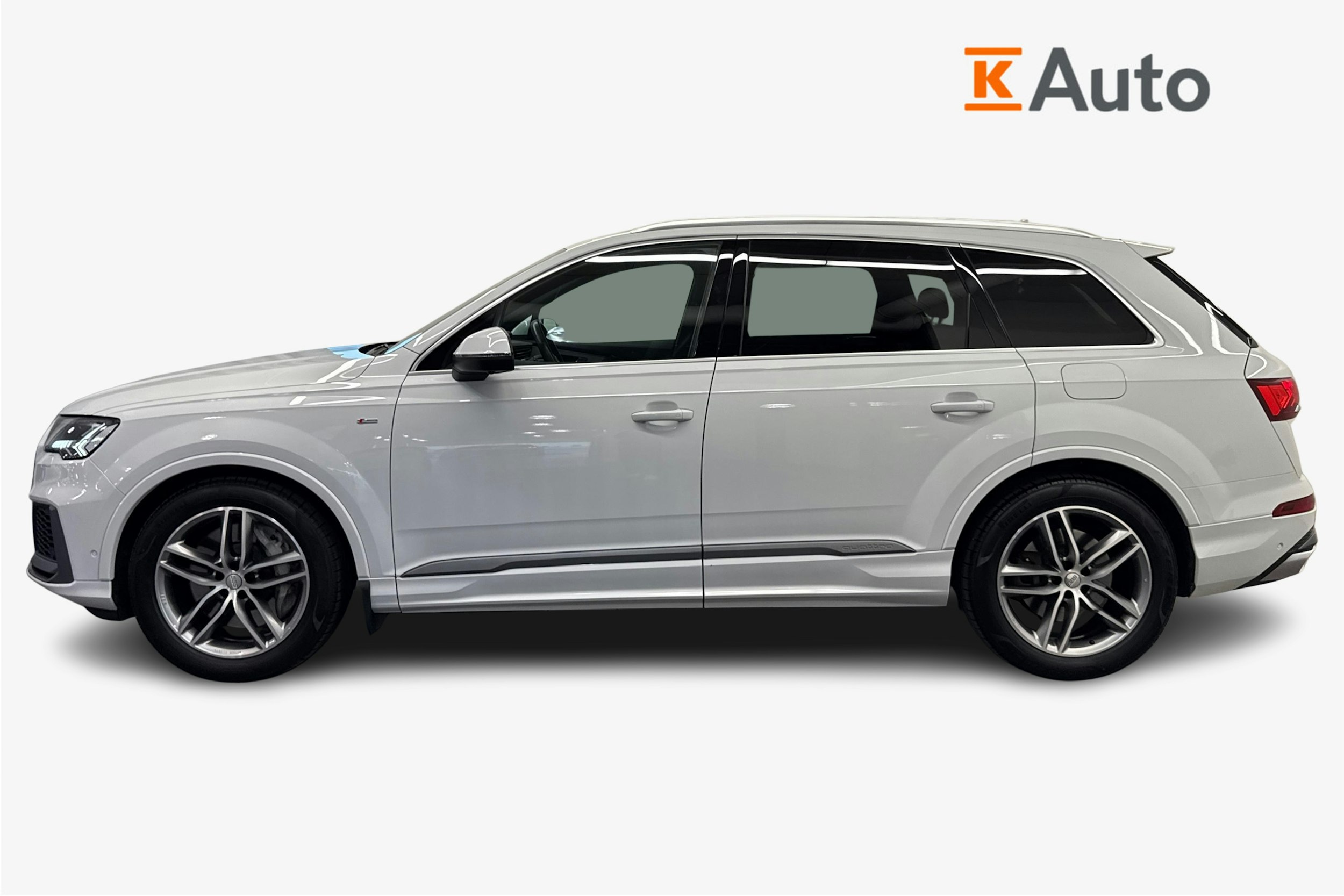 Valkoinen Audi Q7 2020 kuva 6.