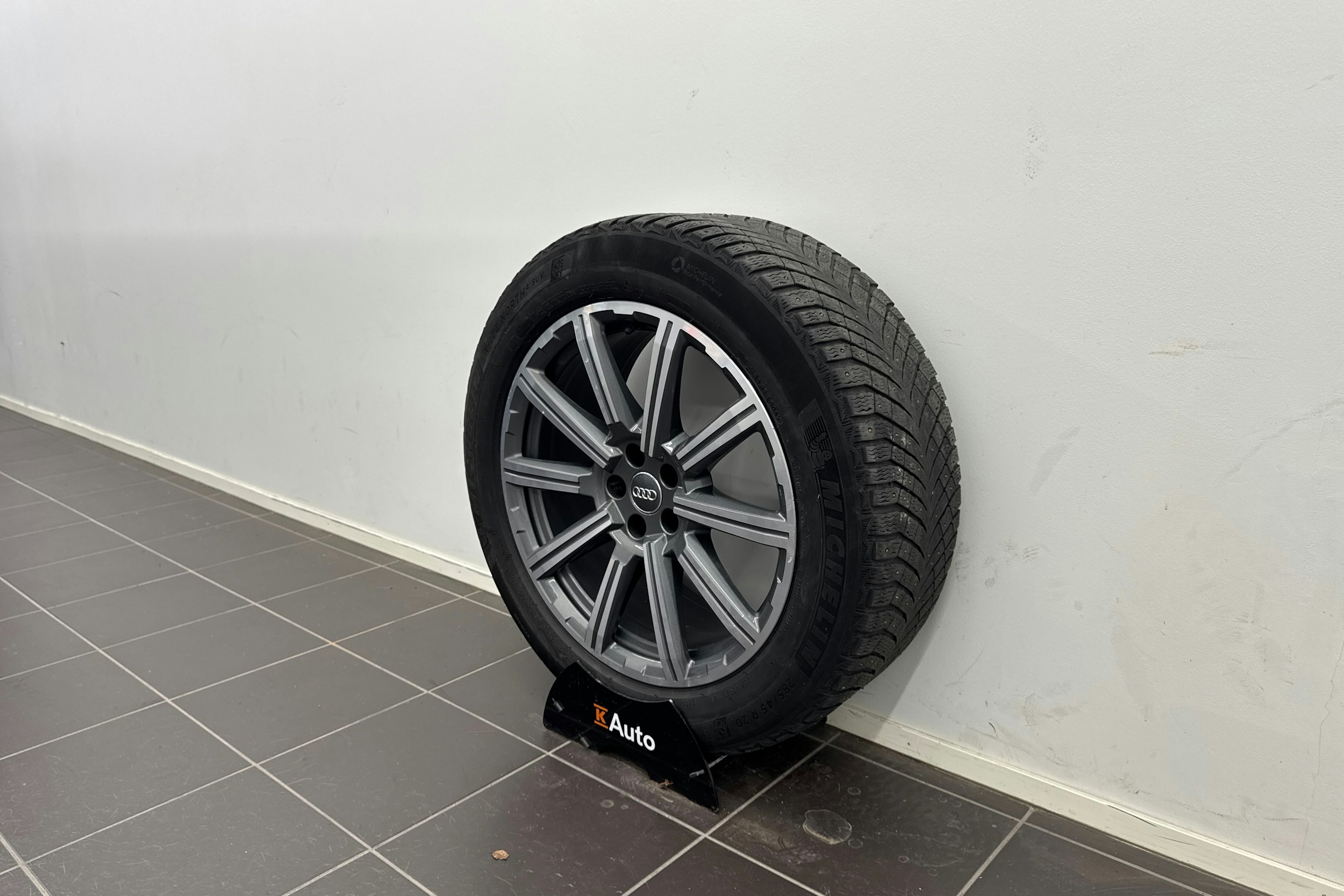 Valkoinen Audi Q7 2020 kuva 13.
