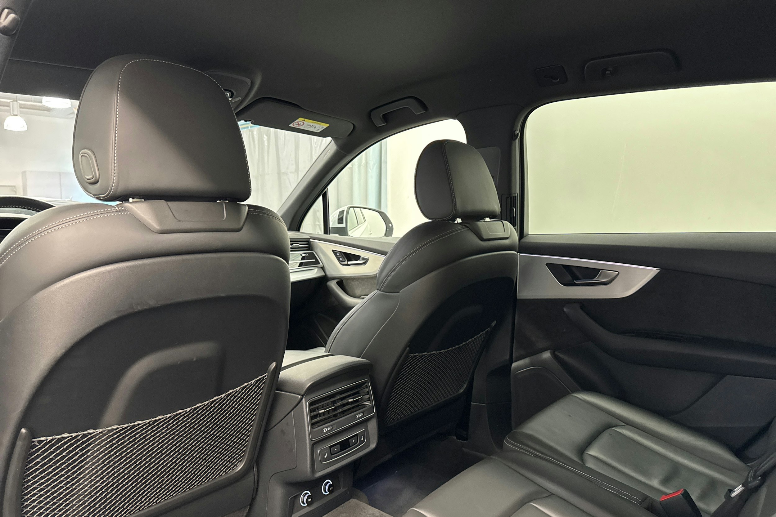 Valkoinen Audi Q7 2020 kuva 14.