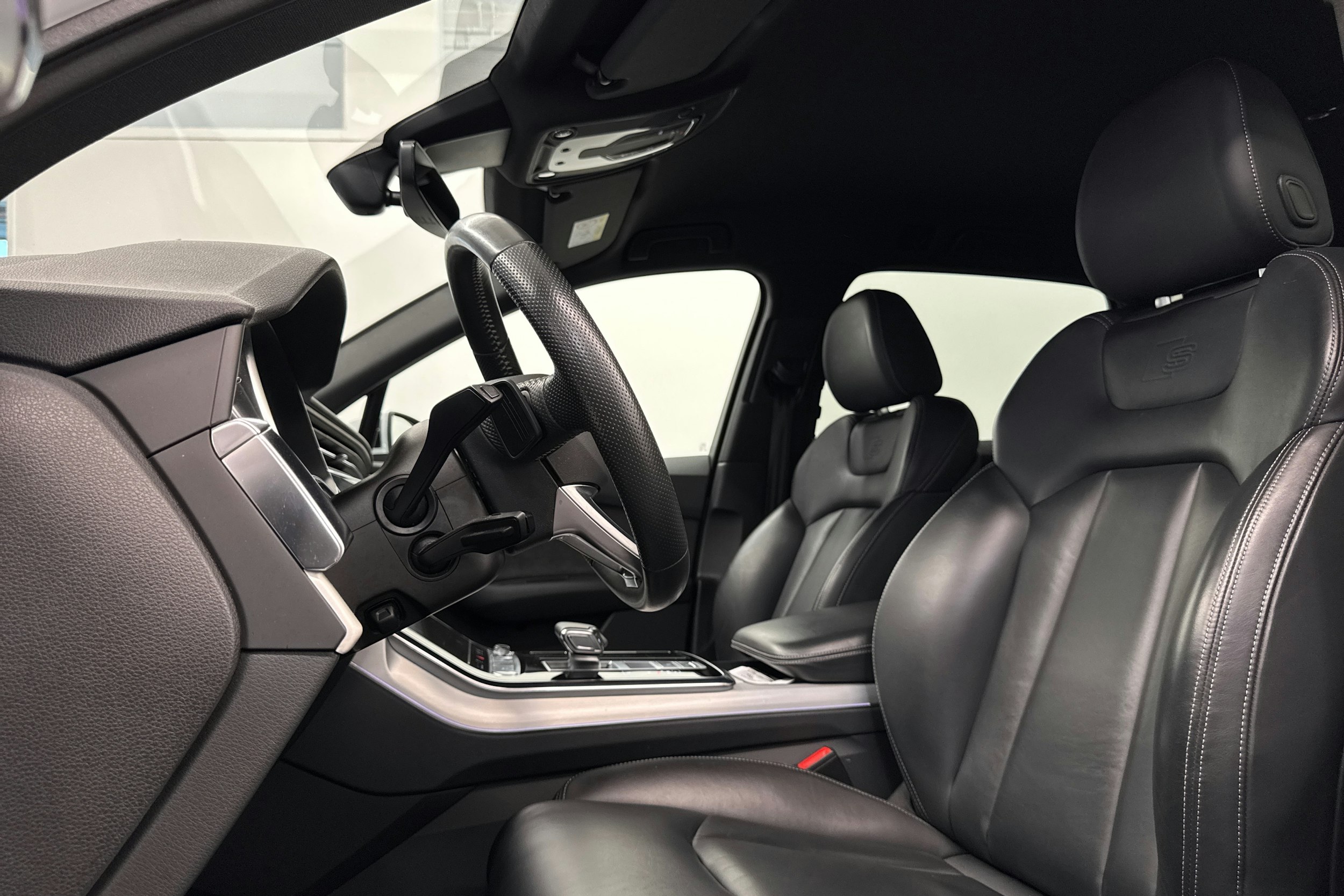 Valkoinen Audi Q7 2020 kuva 15.