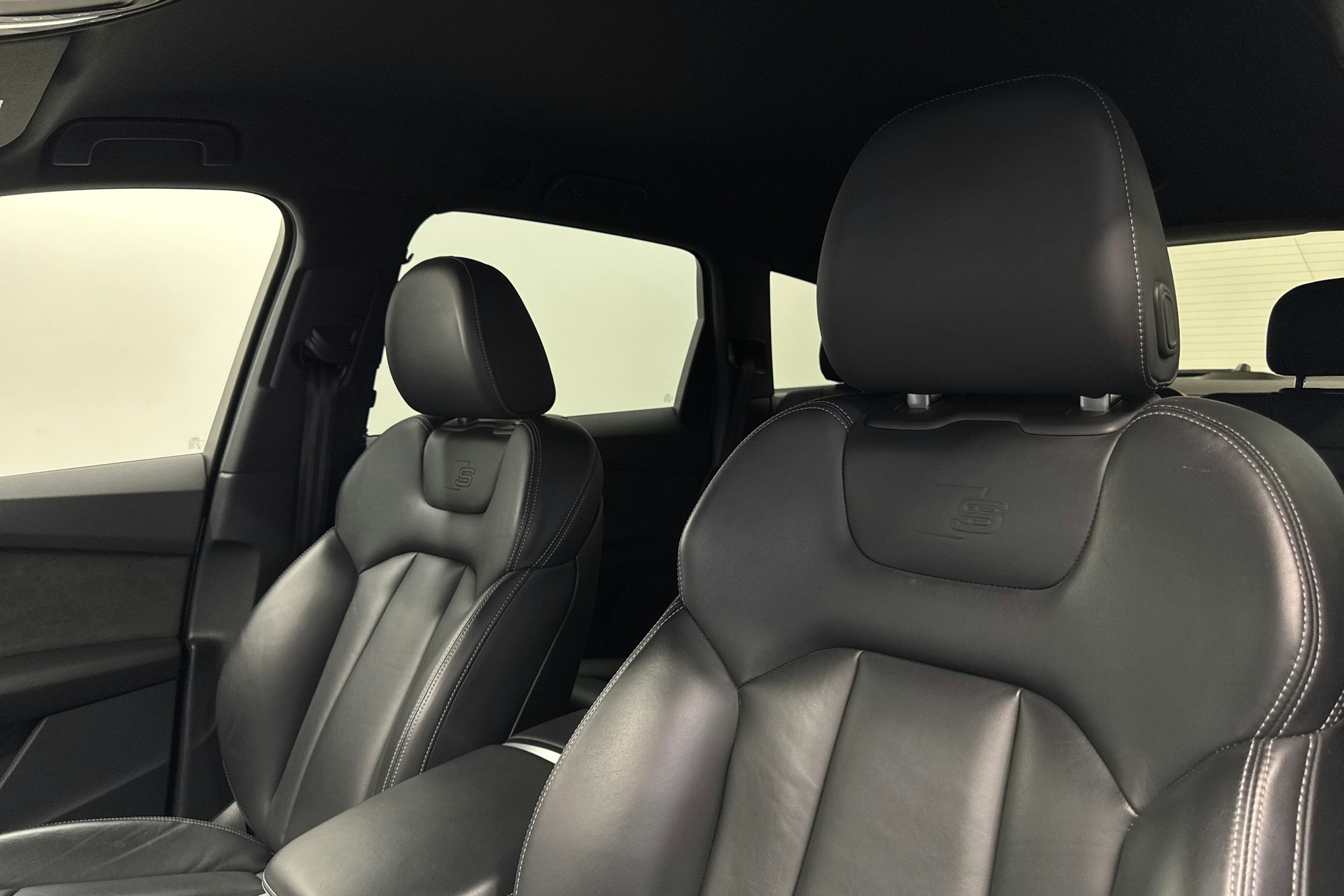 Valkoinen Audi Q7 2020 kuva 16.