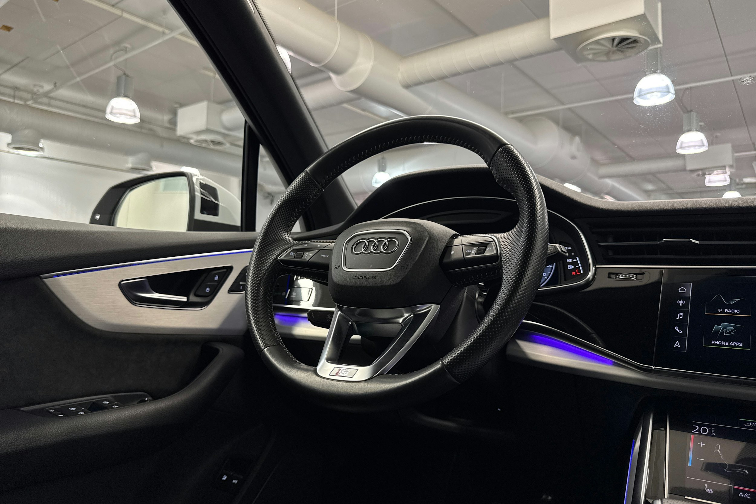 Valkoinen Audi Q7 2020 kuva 18.