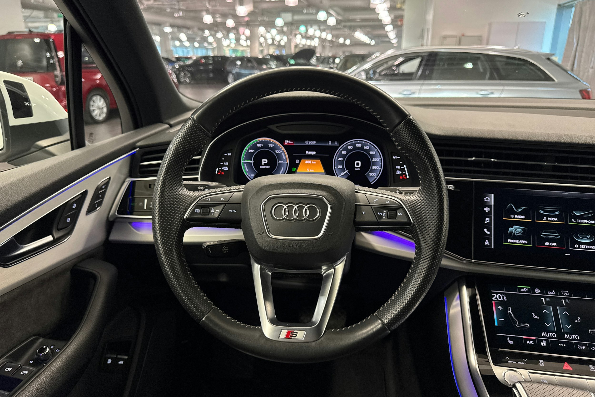 Valkoinen Audi Q7 2020 kuva 19.