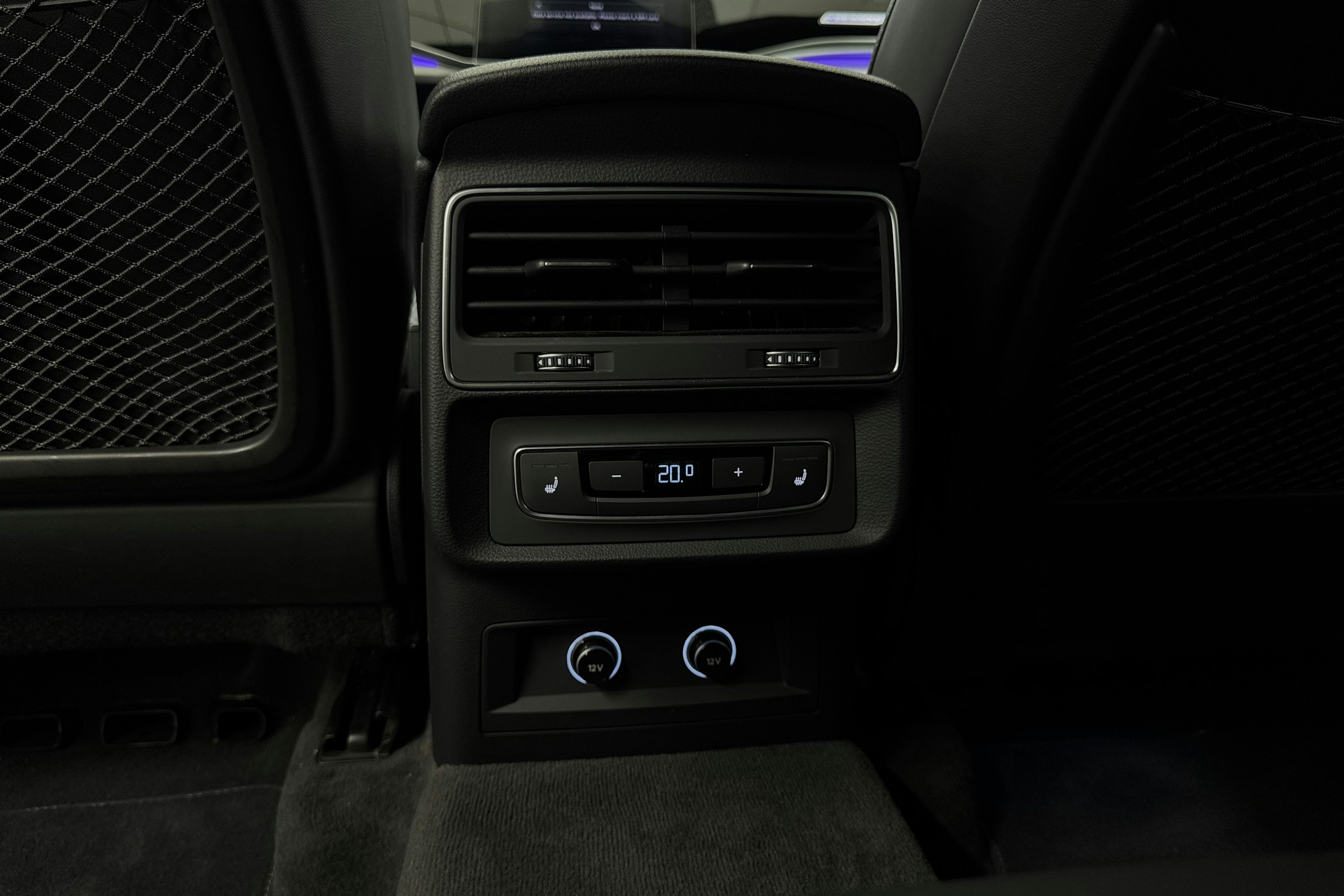 Valkoinen Audi Q7 2020 kuva 20.