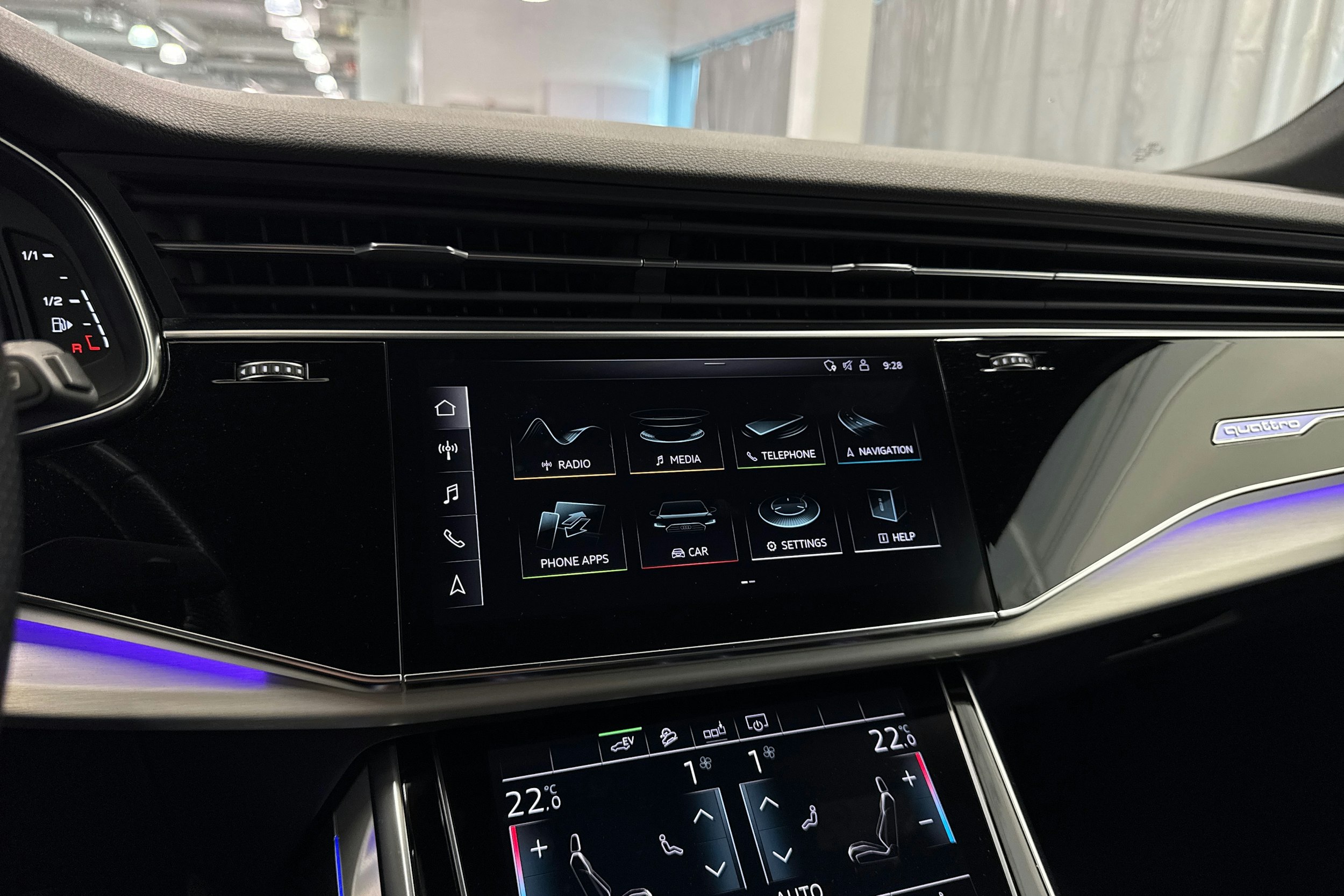 Valkoinen Audi Q7 2020 kuva 32.