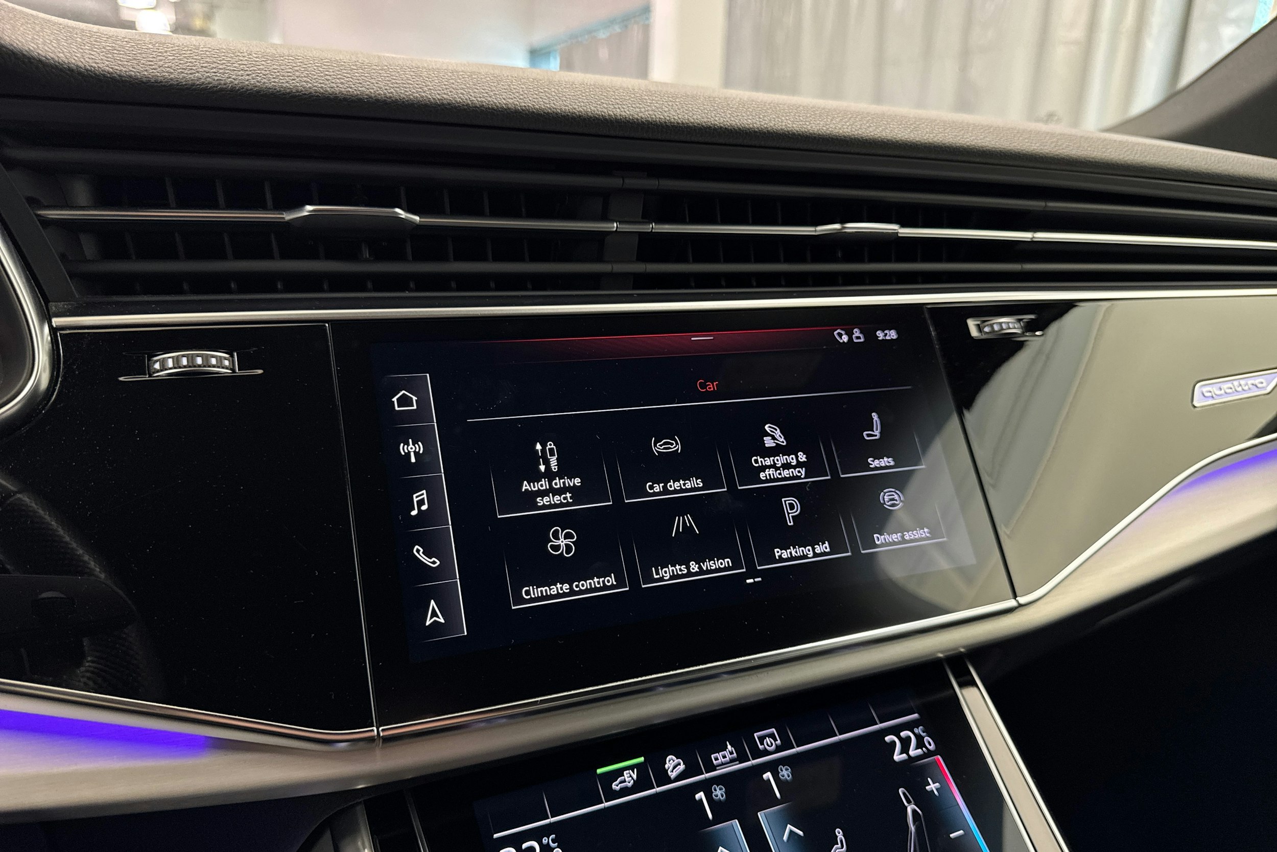 Valkoinen Audi Q7 2020 kuva 35.