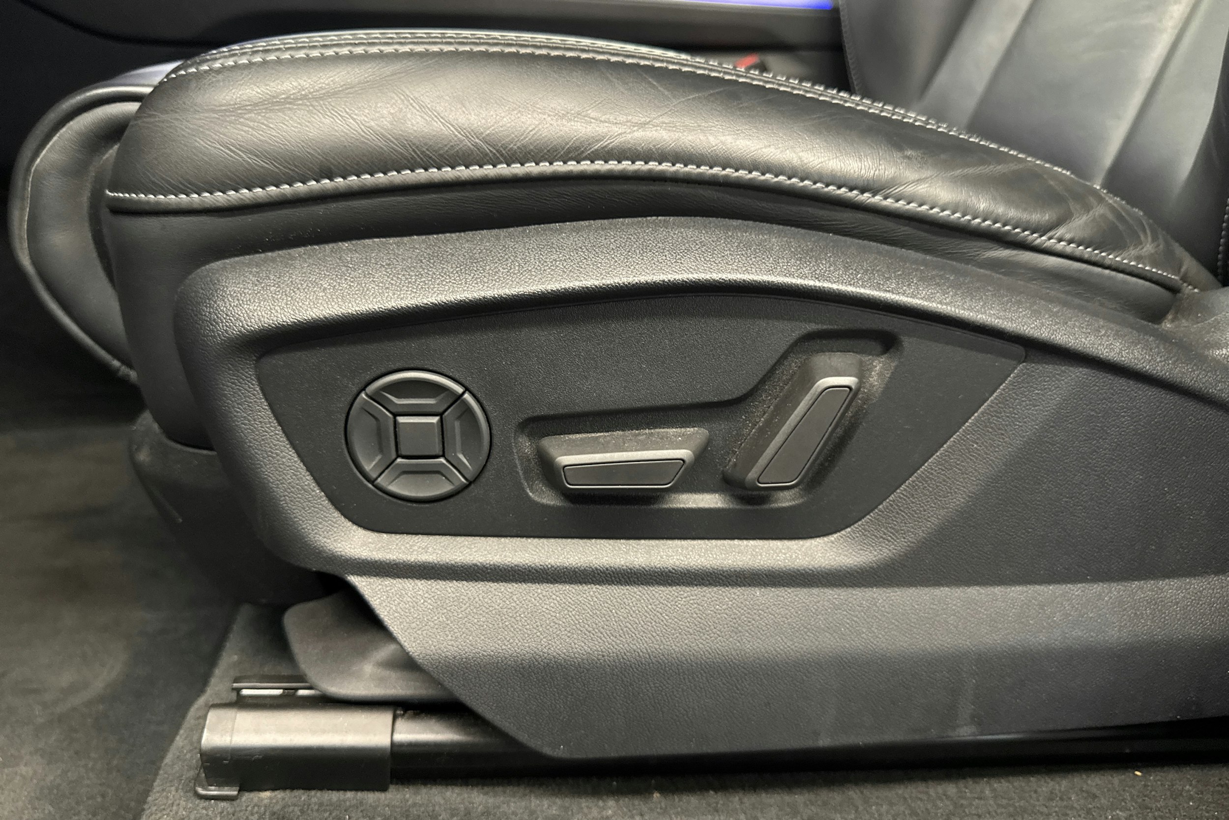 Valkoinen Audi Q7 2020 kuva 41.
