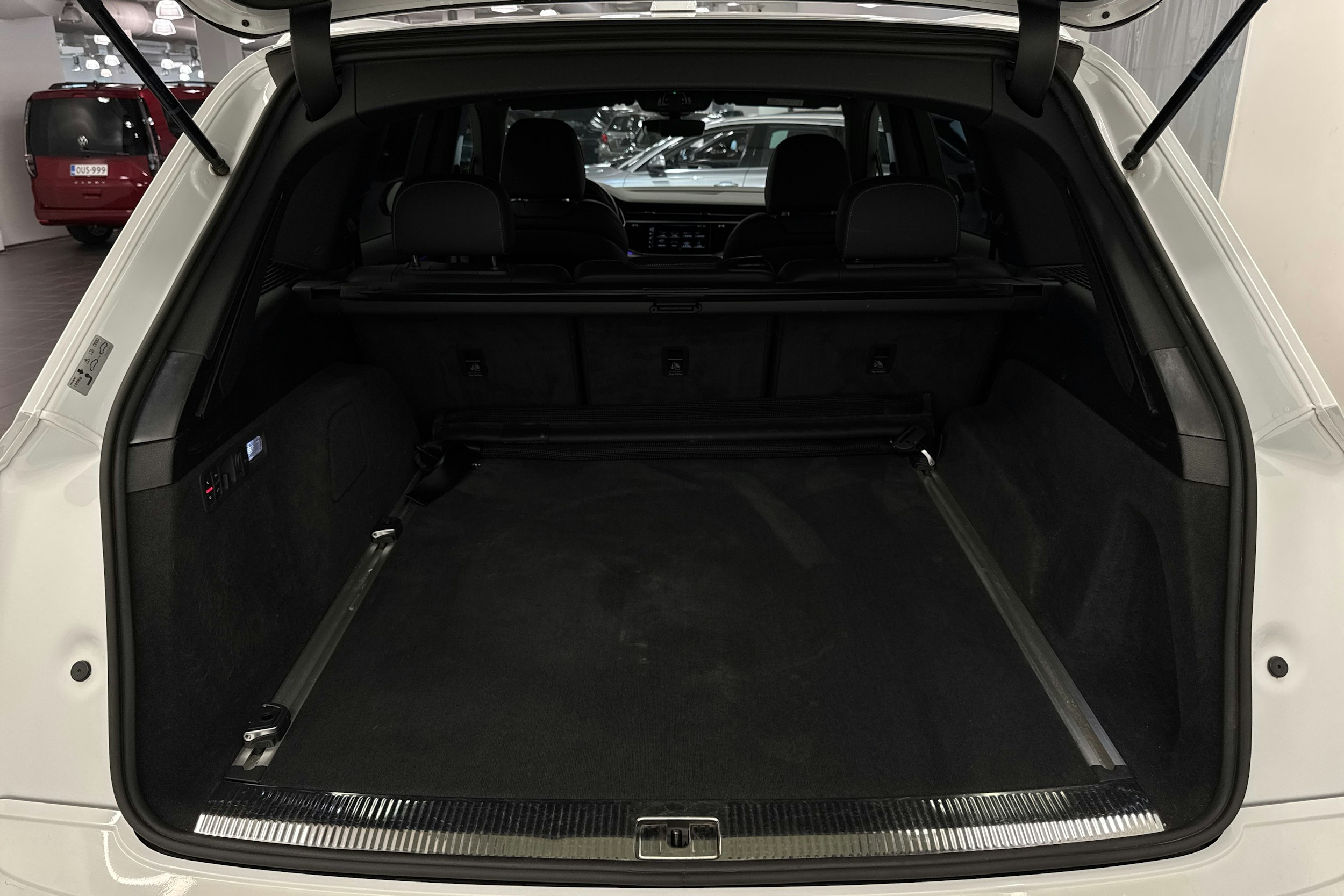 Valkoinen Audi Q7 2020 kuva 42.