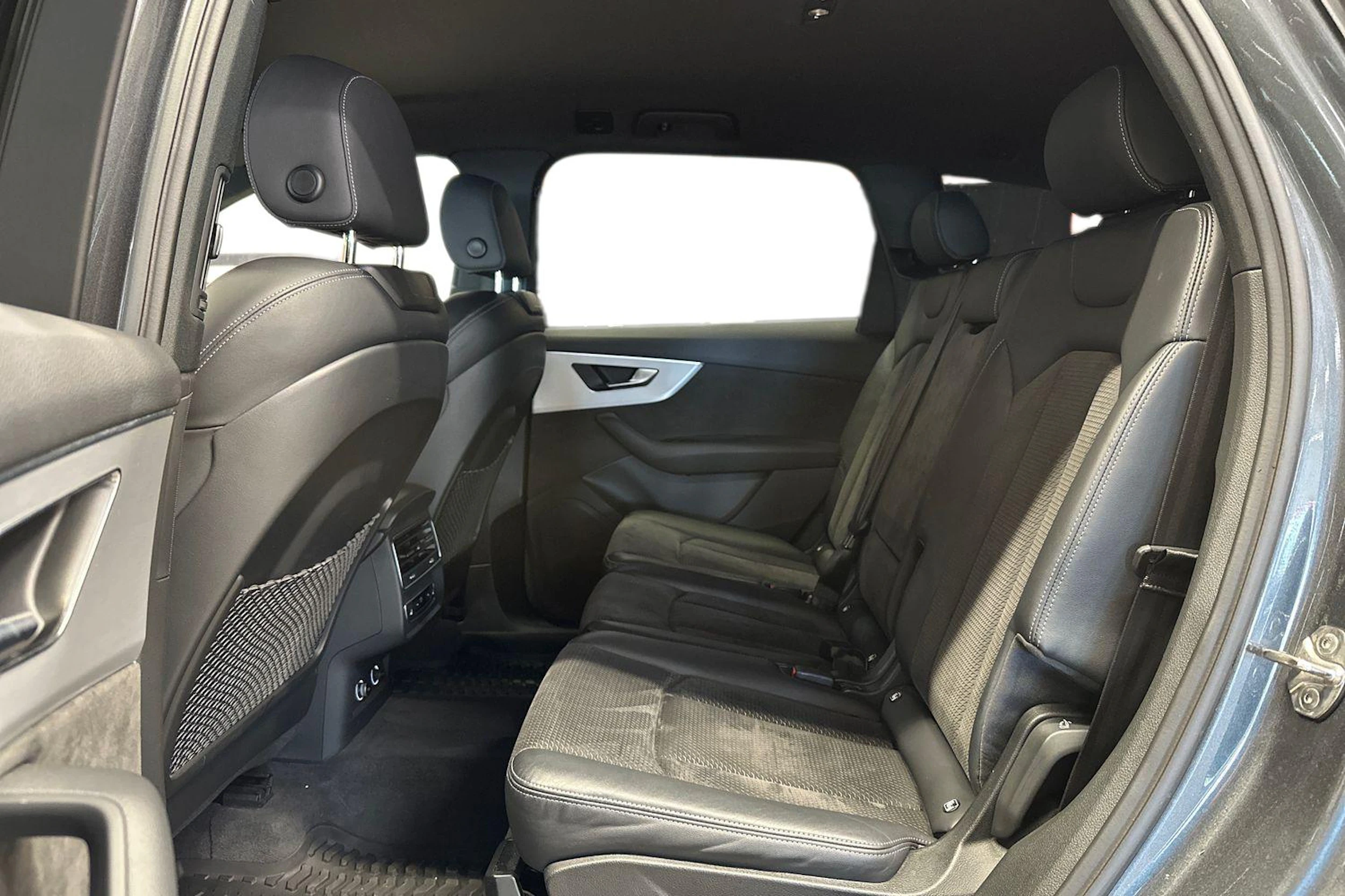 harmaa Audi Q7 2020 kuva 8.