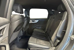 harmaa Audi Q7 2020 kuva 8.