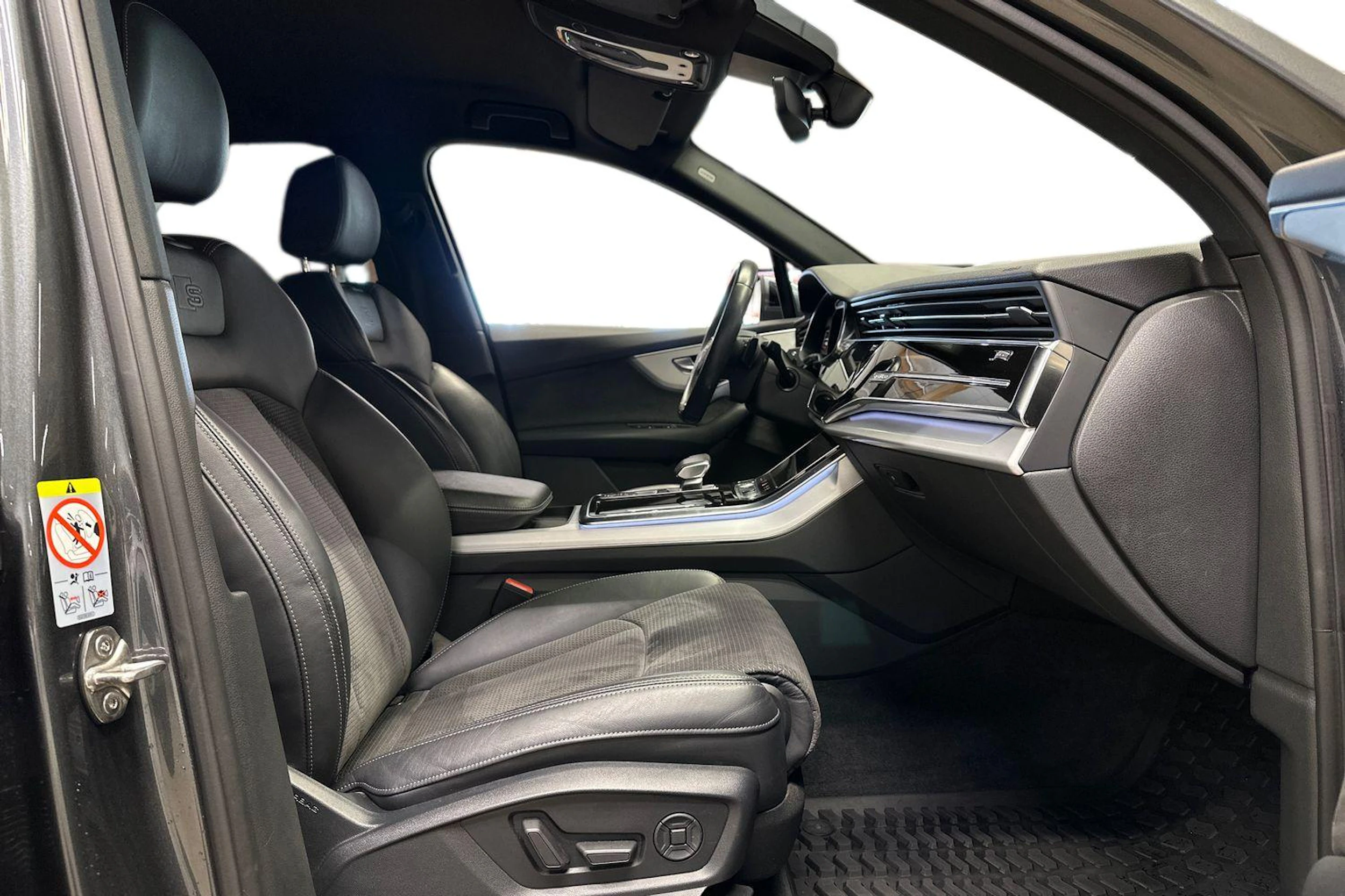 harmaa Audi Q7 2020 kuva 9.