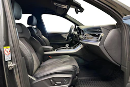 harmaa Audi Q7 2020 kuva 9.