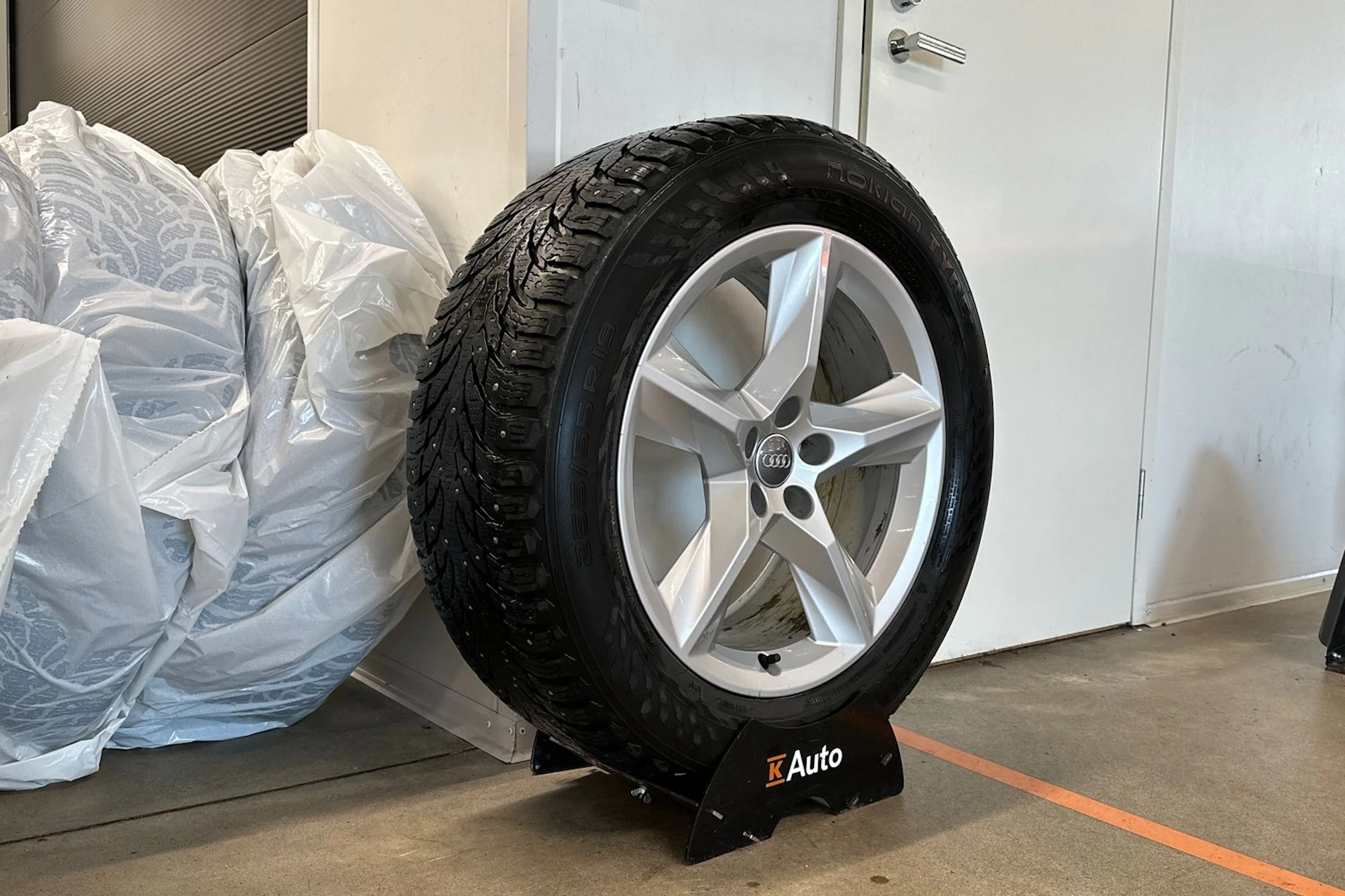 harmaa Audi Q7 2020 kuva 10.