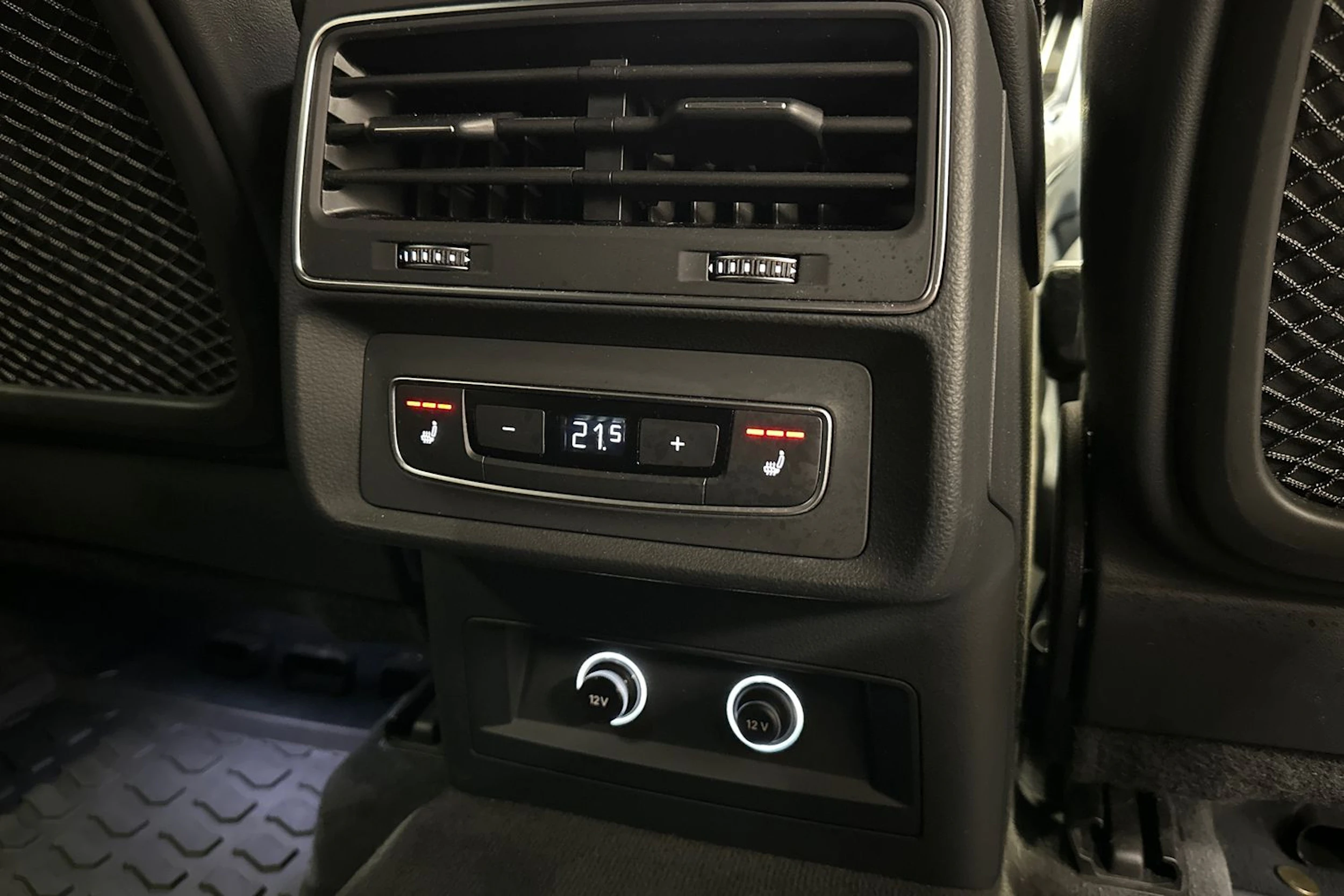 harmaa Audi Q7 2020 kuva 13.