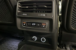 harmaa Audi Q7 2020 kuva 13.