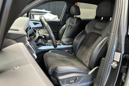 harmaa Audi Q7 2020 kuva 14.