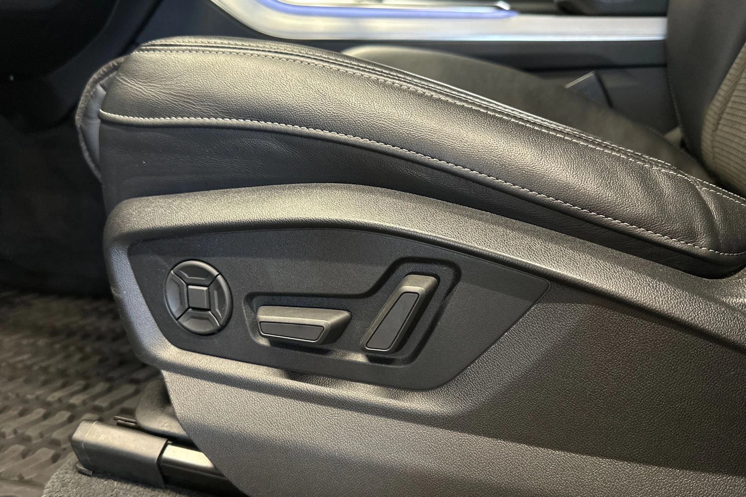 harmaa Audi Q7 2020 kuva 15.