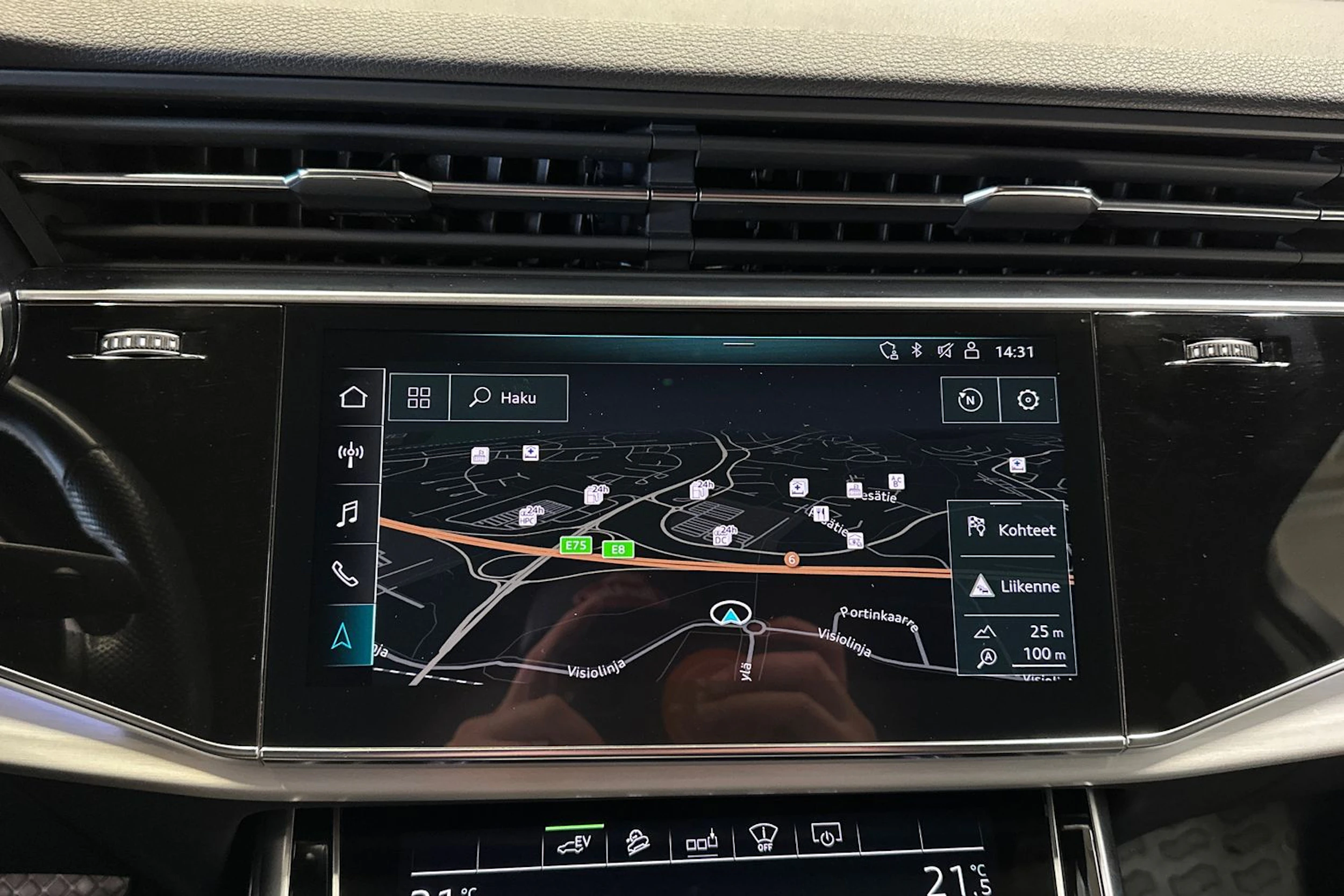 harmaa Audi Q7 2020 kuva 16.