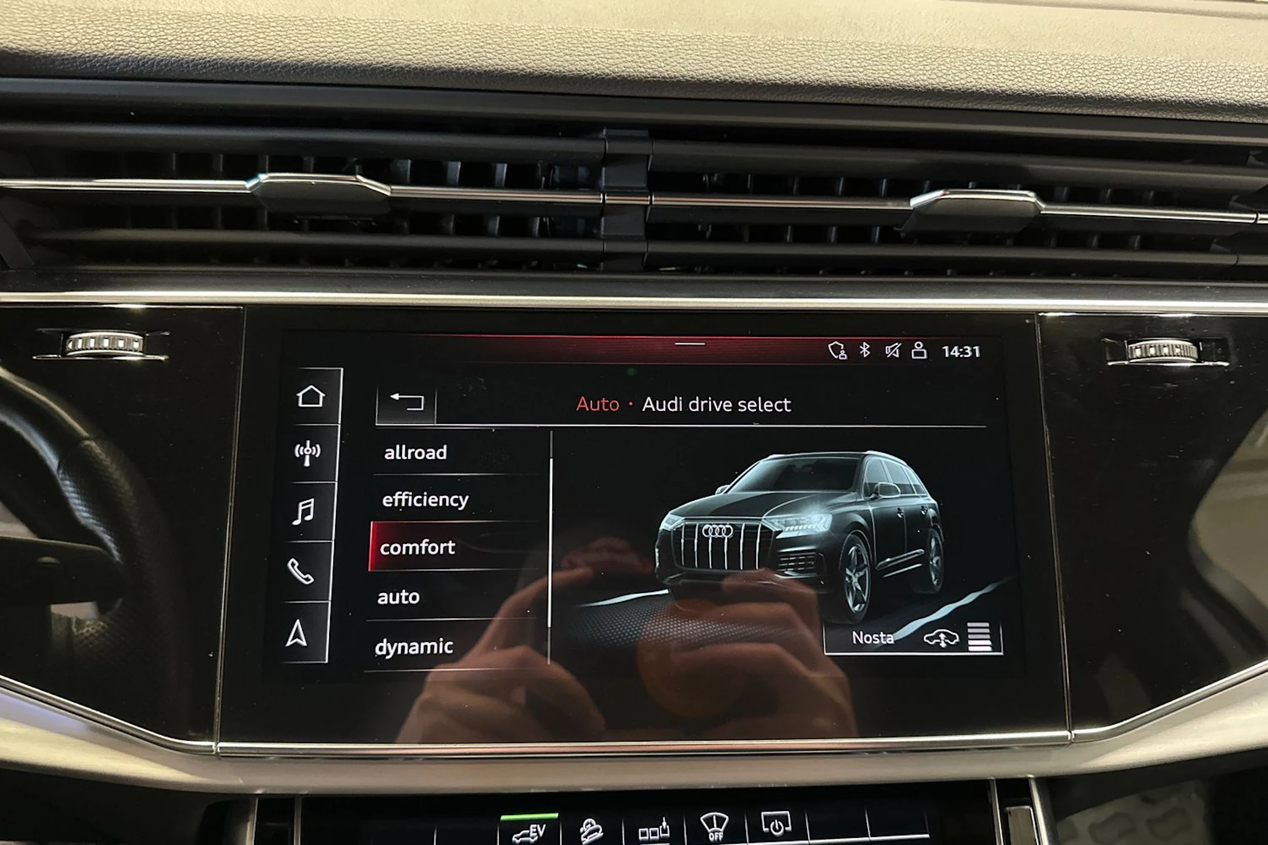 harmaa Audi Q7 2020 kuva 19.